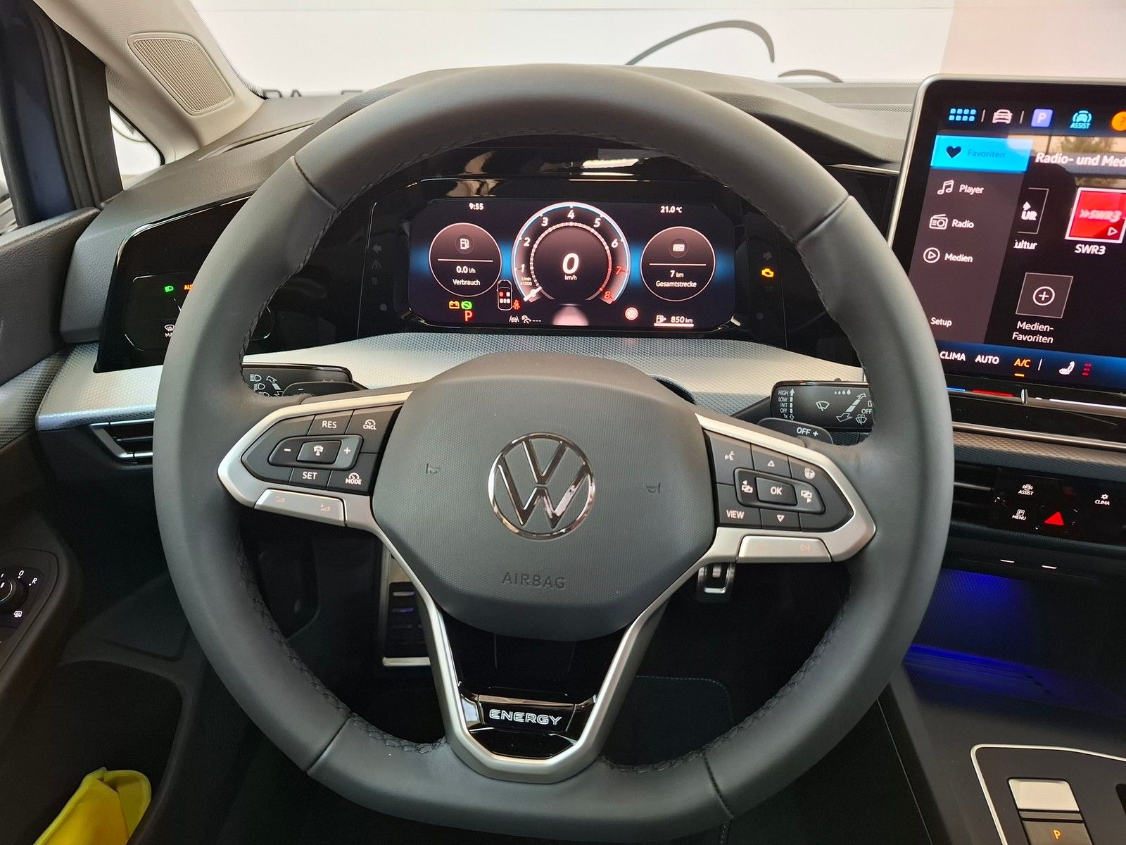 Fahrzeugabbildung Volkswagen Golf VIII Lim. 1.5 eTSI 85 kW Energy +Ganzjahres