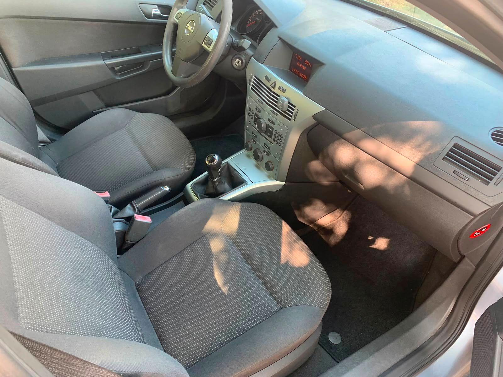 Opel Astra 2010 — photo 10