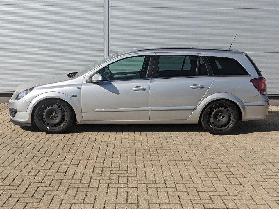 Opel Astra 2006 — rear view