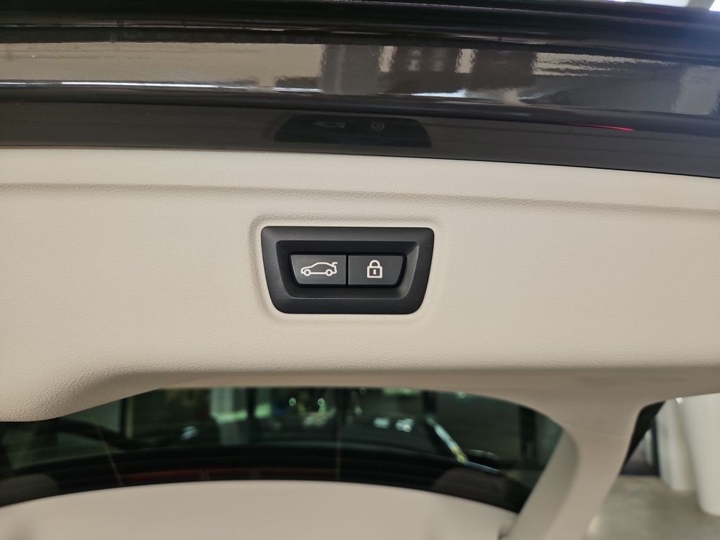 Fahrzeugabbildung BMW 318 i Sport-Line AHK ACC Navi LED SHZ Ambie. KAM
