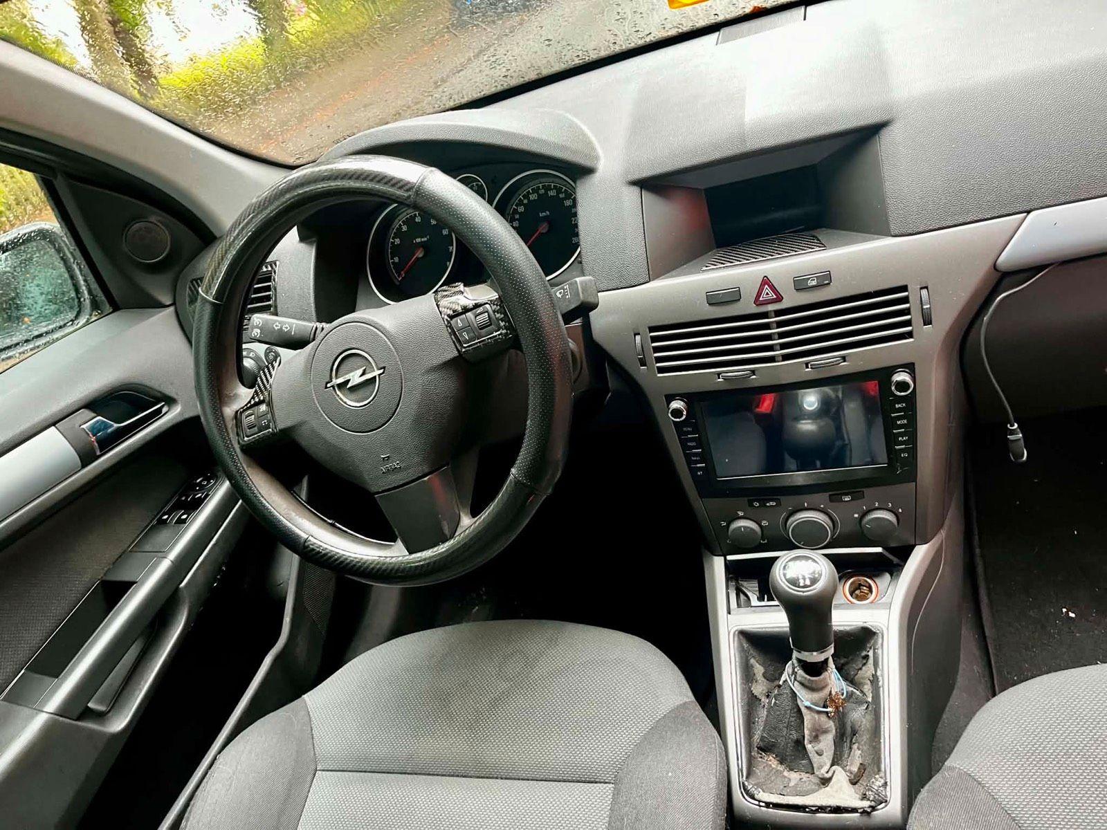 Opel Astra 2006 — interior