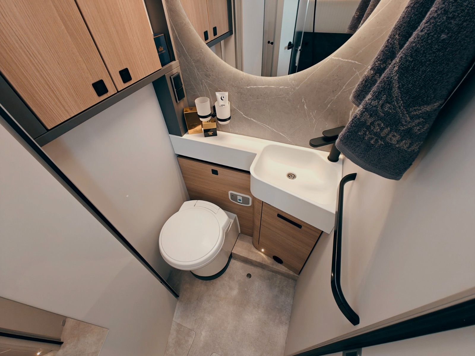 Fahrzeugabbildung HYMER / ERIBA / HYMERCAR B-KLASSE MC T 680 PREMIUM - MATARA TEAK by palmo