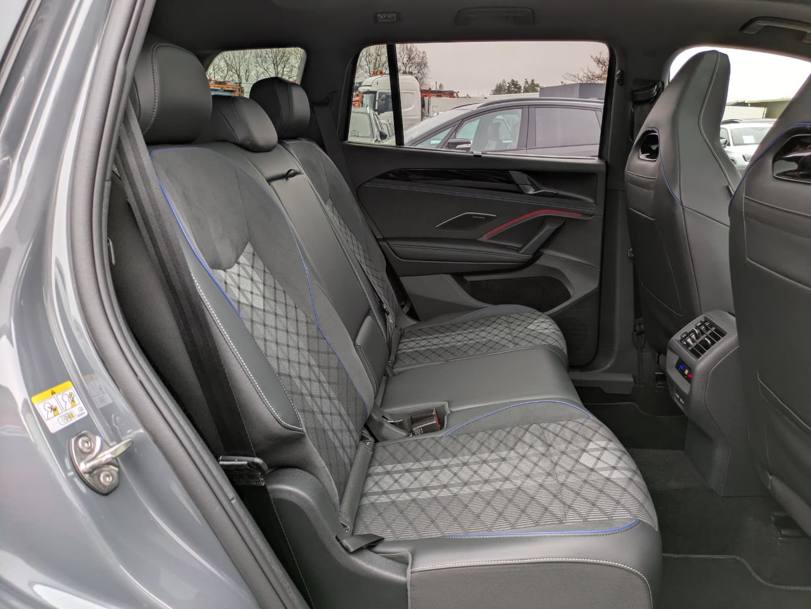 Fahrzeugabbildung Volkswagen Tayron 2.0 TDI 4M R-Line BLACK*7Si*MATRIX*PANO