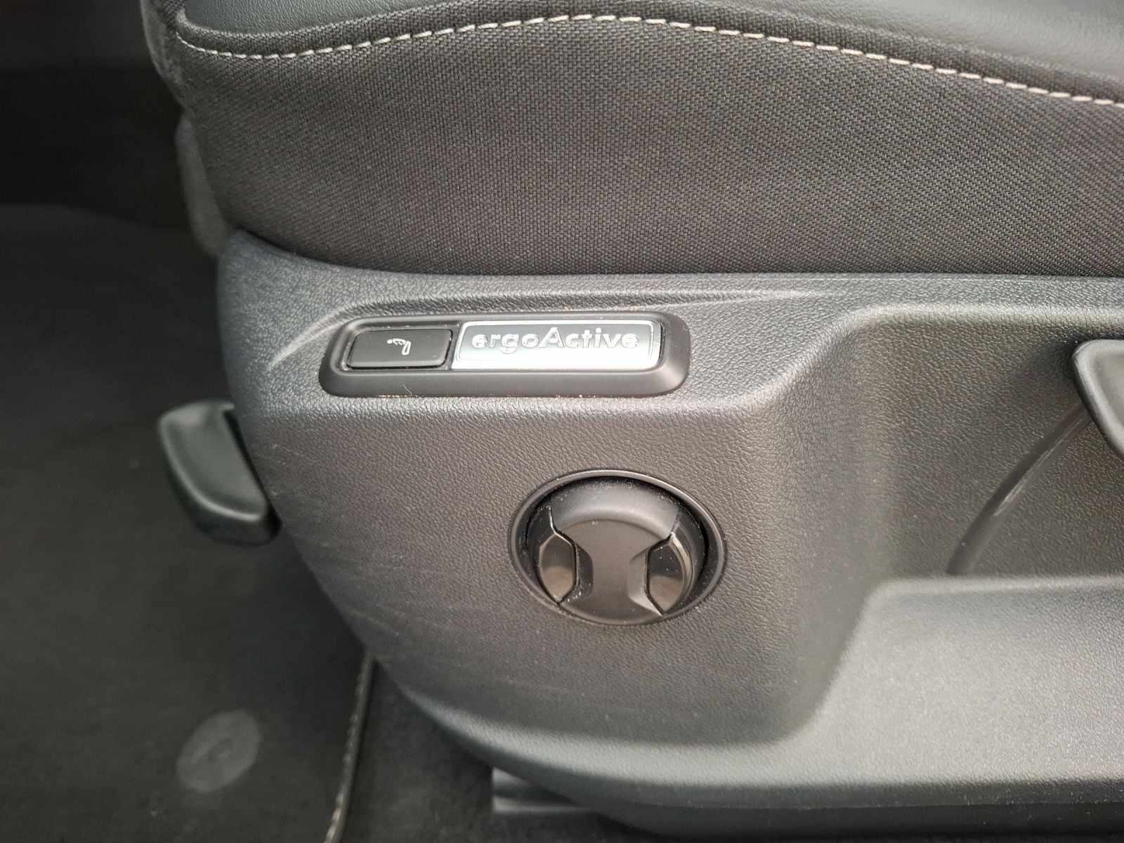 Fahrzeugabbildung Volkswagen T-Roc TDI R-Line DSG LED AHK Navi AID ACC RFK SH