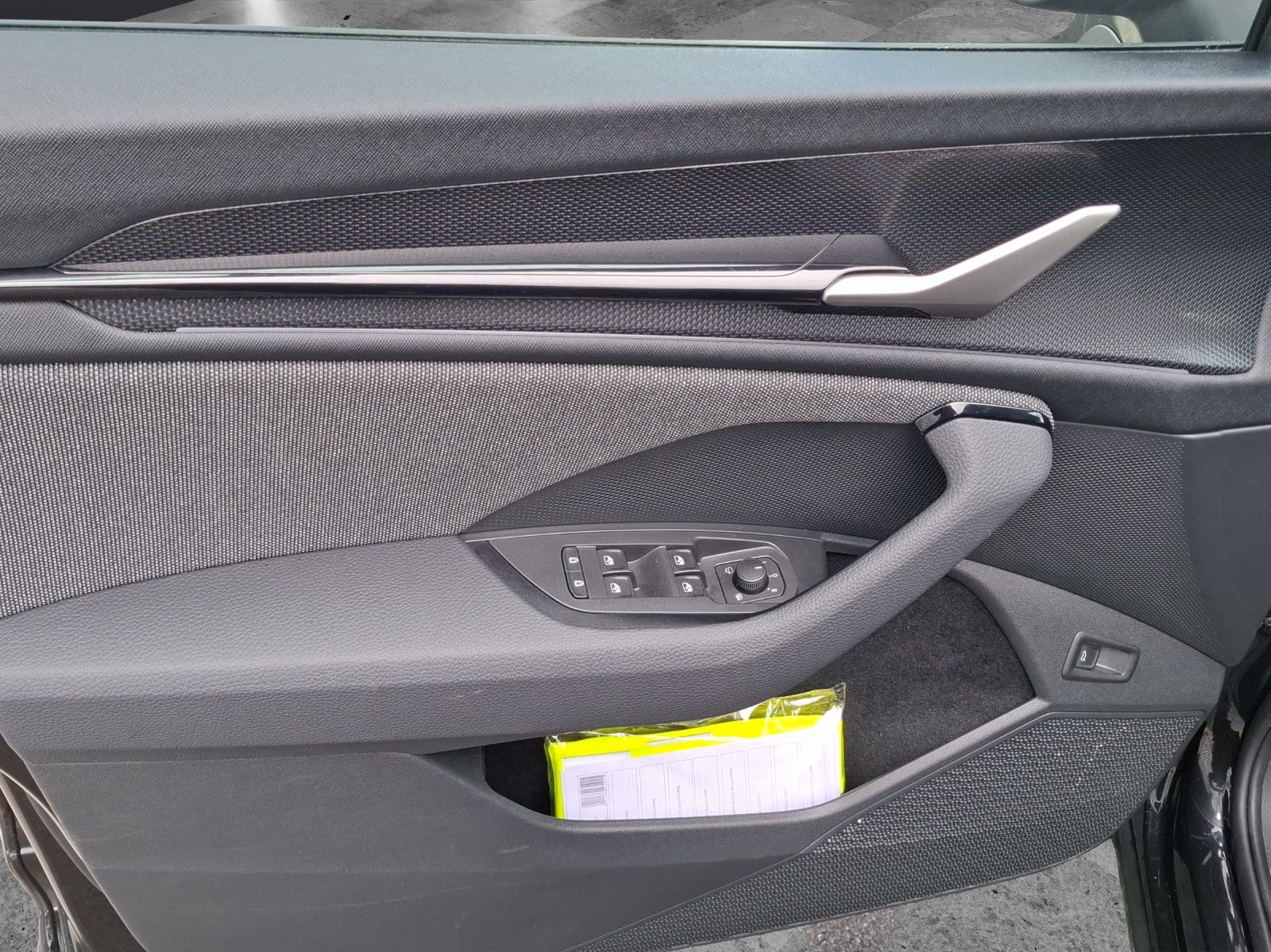 Fahrzeugabbildung SKODA Kodiaq TSI Selection DSG 4x4 7-Si Matrix AHK Nav