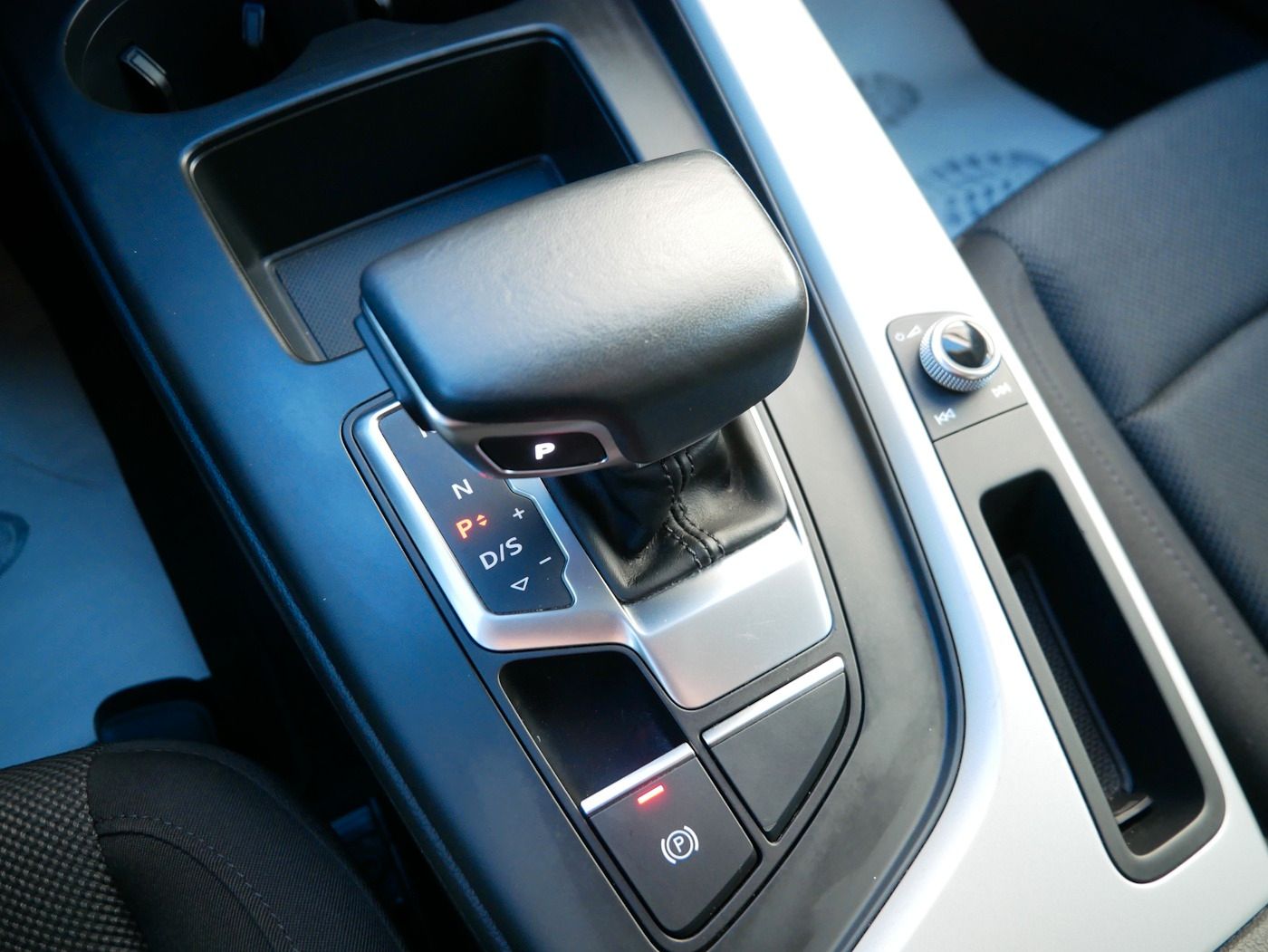 Fahrzeugabbildung Audi A4 2.0 TFSI Avant NAVI SHZ PDC Klimaautomatik LE