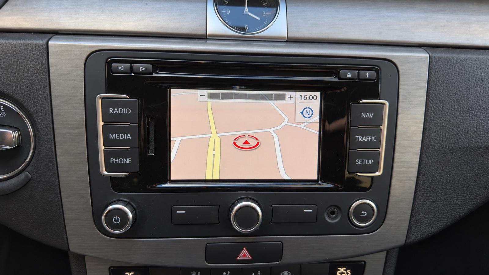 Volkswagen Passat 2013 — photo 14