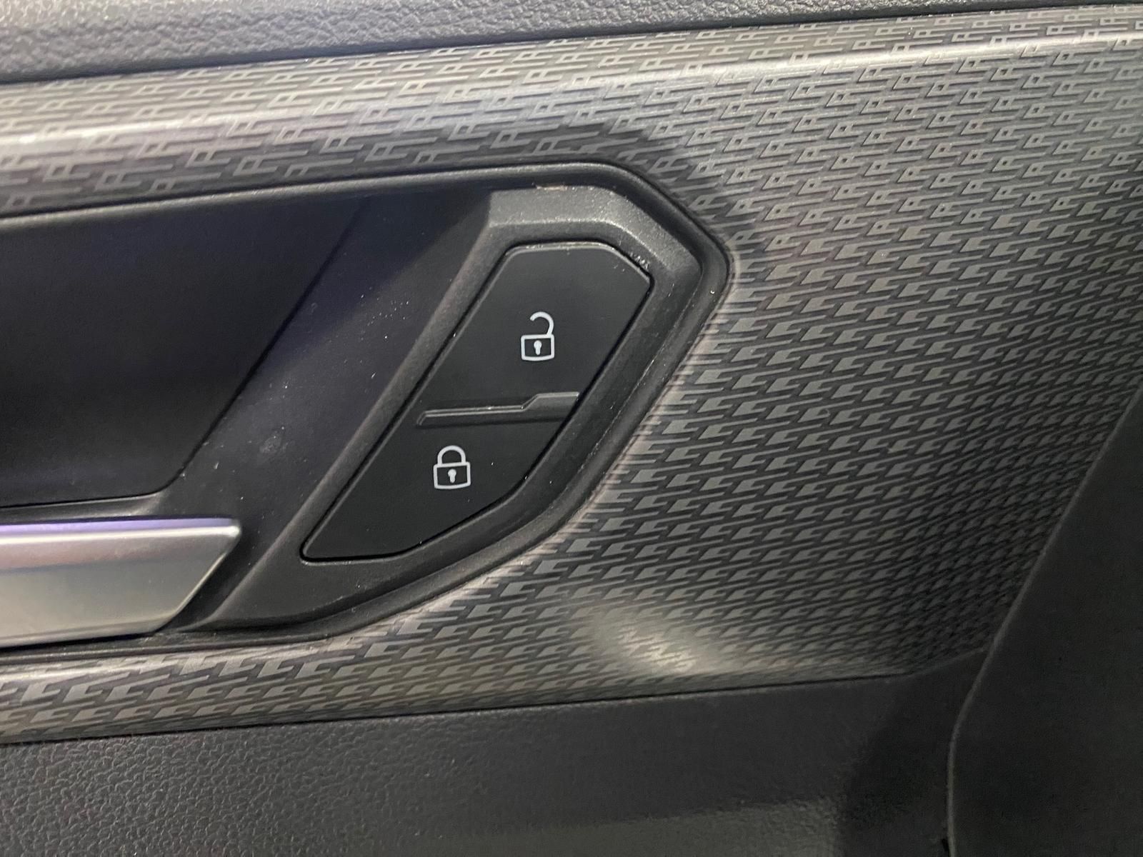 Fahrzeugabbildung Volkswagen T-Cross 1.5 TSI DSG Style R-Line+ACC+RFK+APP+LED