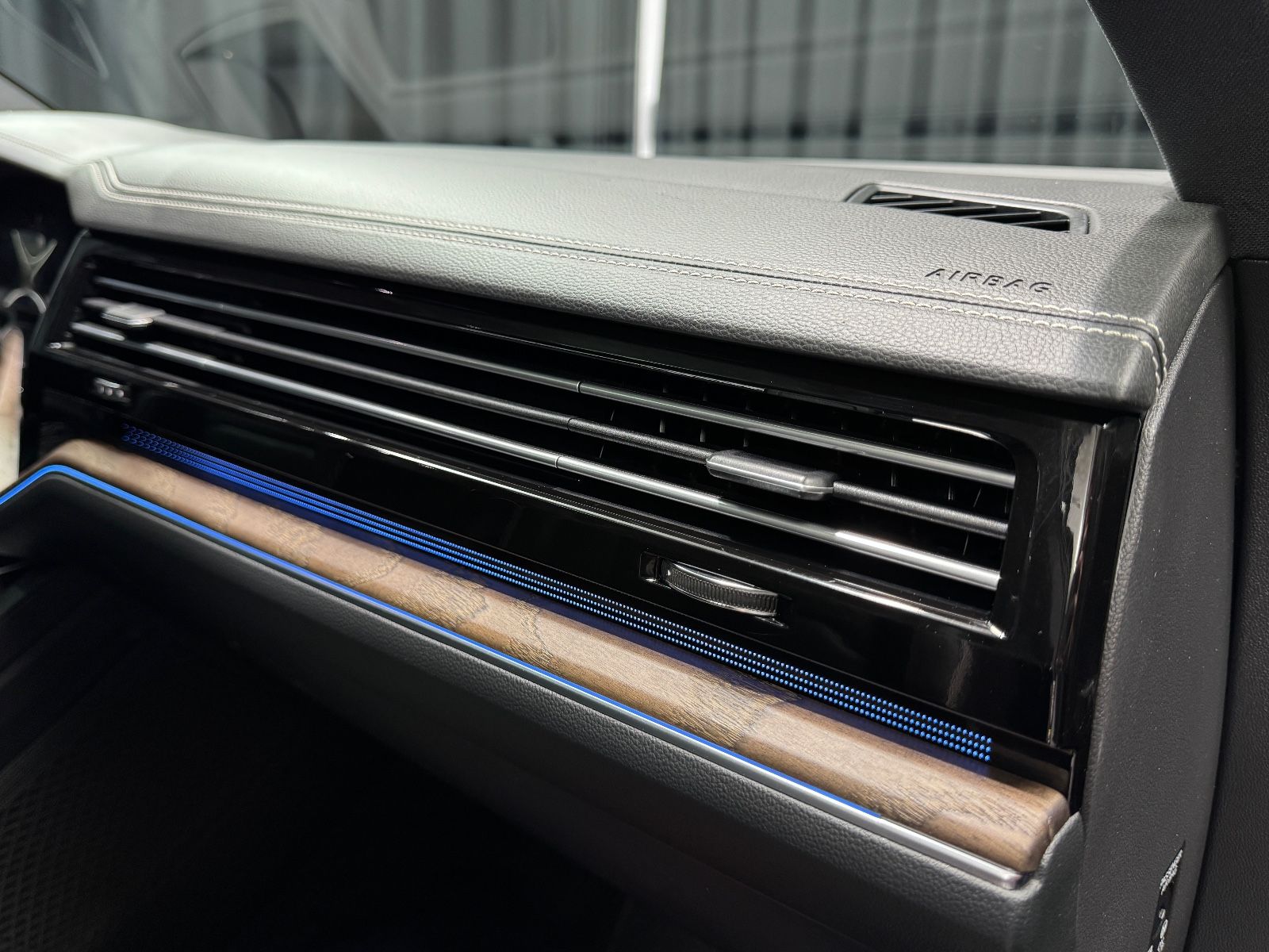 Fahrzeugabbildung Volkswagen Touareg 4.0 TDI V8 Atmosphere 4Motion|R-LINE|AHK