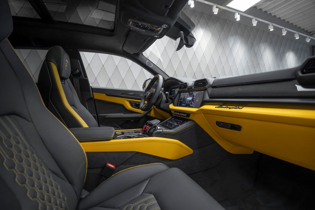 Urus 4.0 V8 SE YELLOW/BLACK YELLOW PANO B&O - Bild 16