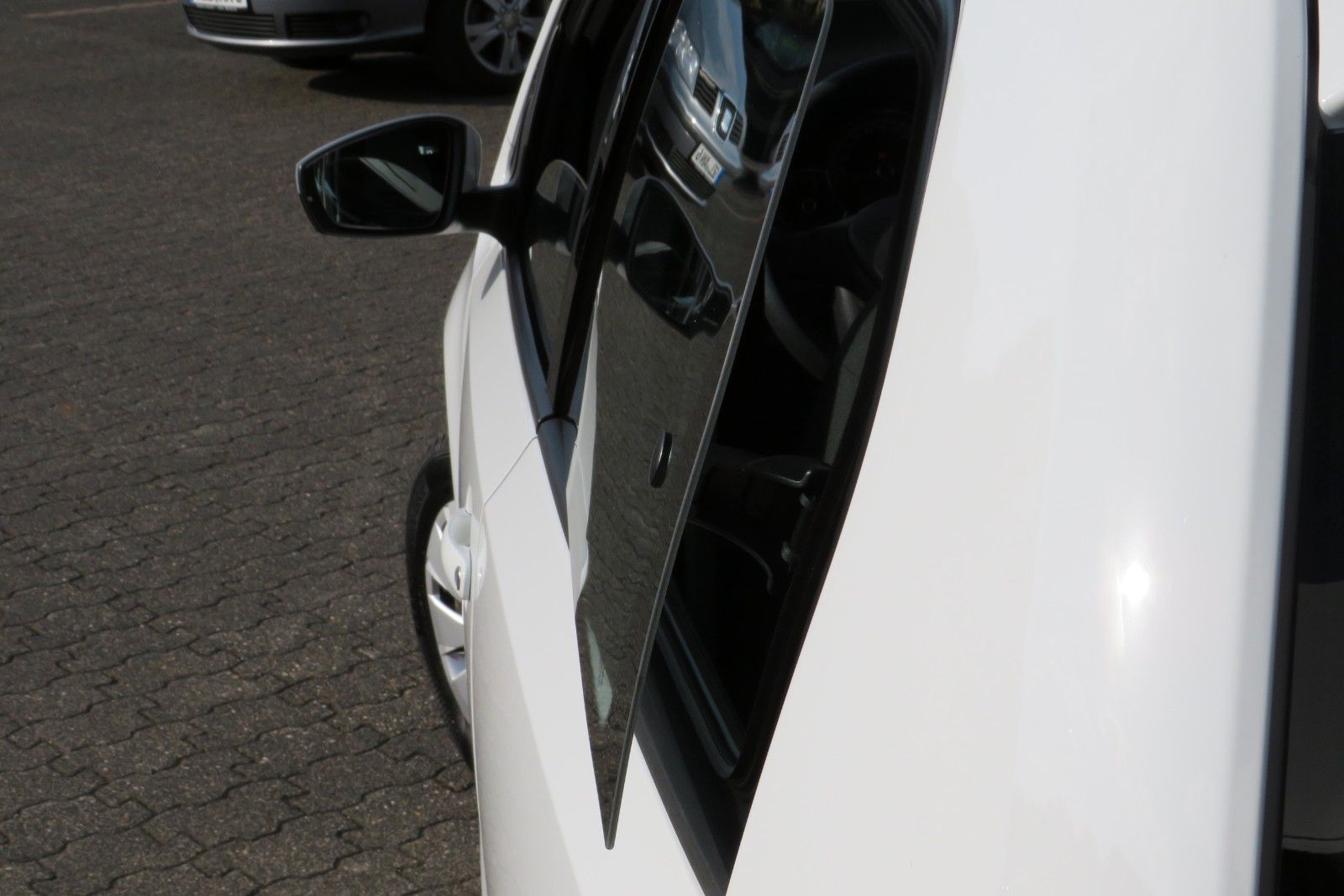 Fahrzeugabbildung Volkswagen up!  SITZHEIZUNG KLIMA 4-TÜREN NEBEL GJ 1.H