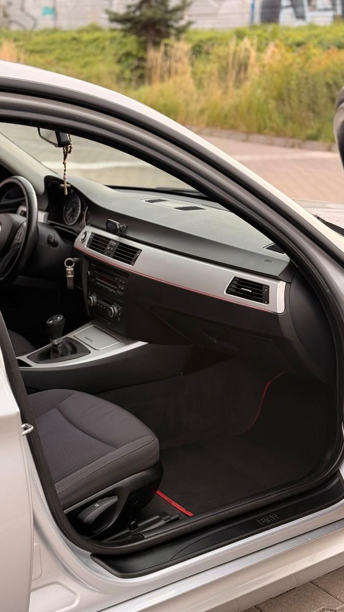 BMW 320 2009 — photo 14