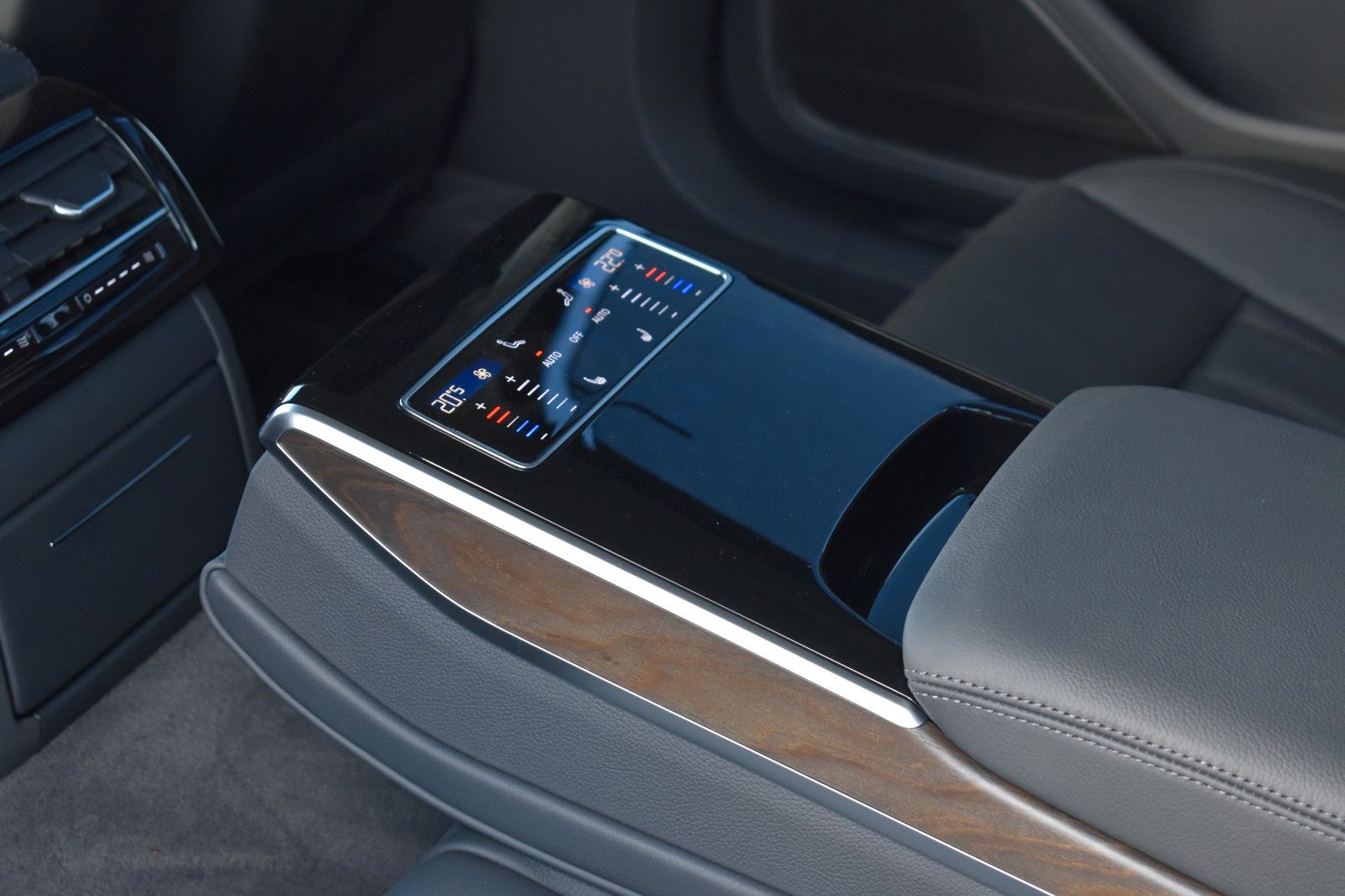 Fahrzeugabbildung Audi A8 55 TFSI quattro Matrix Softc. Standh.1.Hand