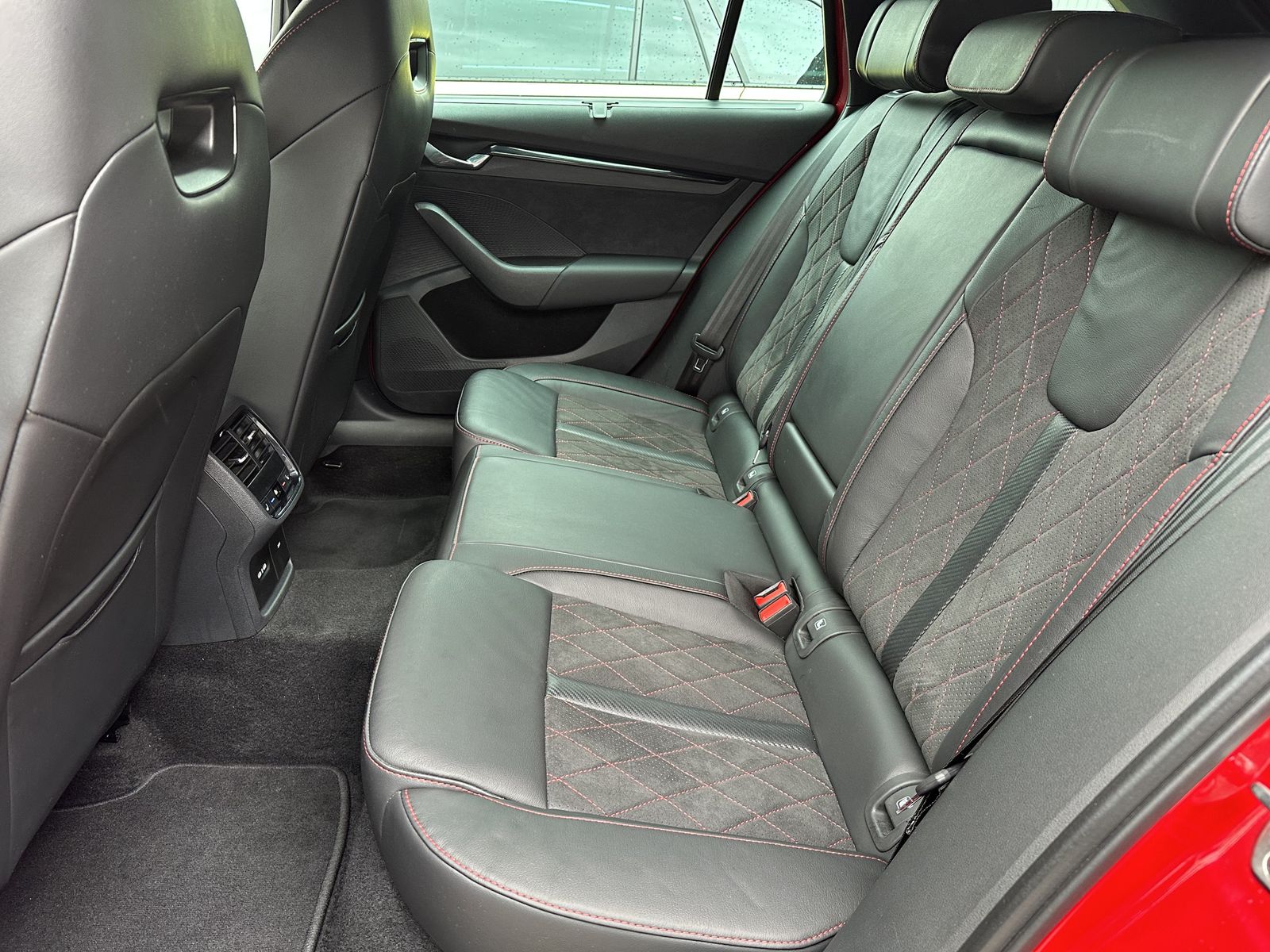 Fahrzeugabbildung SKODA Octavia 2.0 TDI DSG RS NAV+LED+KAM+VCOCK+HUD+DCC