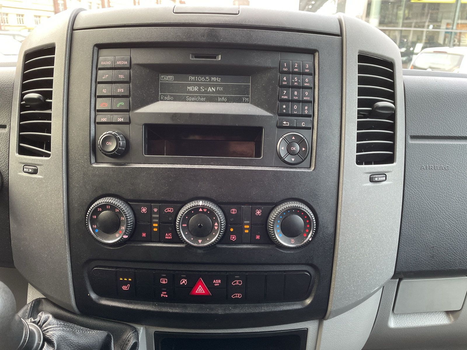 Fahrzeugabbildung Volkswagen Crafter 35 Kombi 2.0 TDI STANDHZG PDC KLIMA