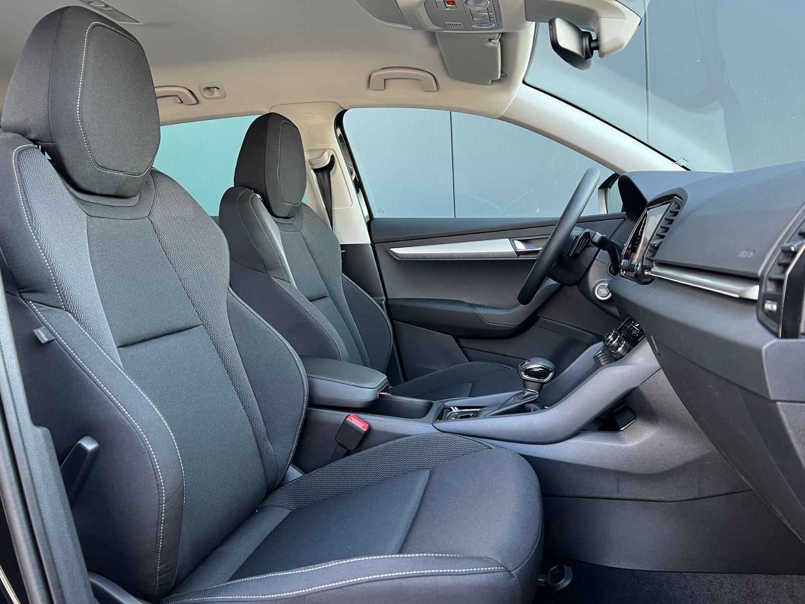 Fahrzeugabbildung SKODA Karoq Tour 1.5 TSI DSG *AHK, 17" LM-Felge, Navi,