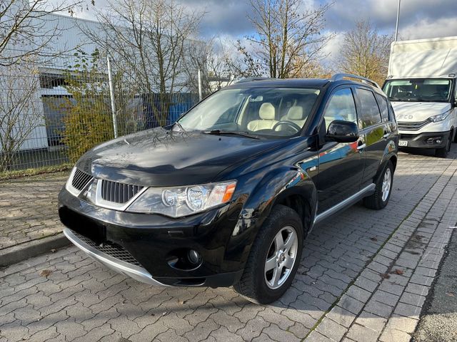 Mitsubishi Outlander 2.4 MIVEC 4WD 7-Sitzer