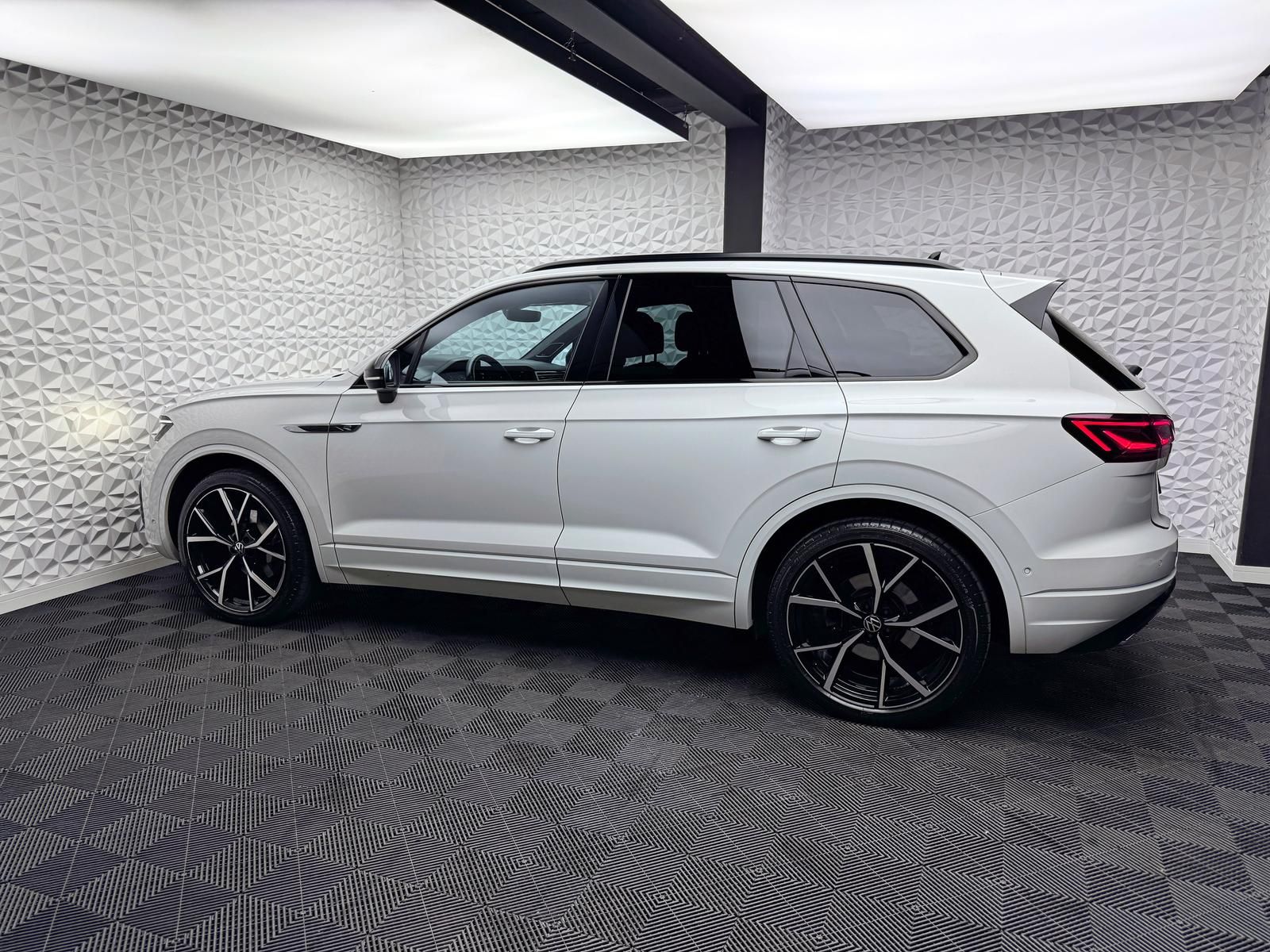 Fahrzeugabbildung Volkswagen 3.0 TDI*R-LINE*IQ*ALLRADLENK*DYNAUDIO*STANDHZ*AH