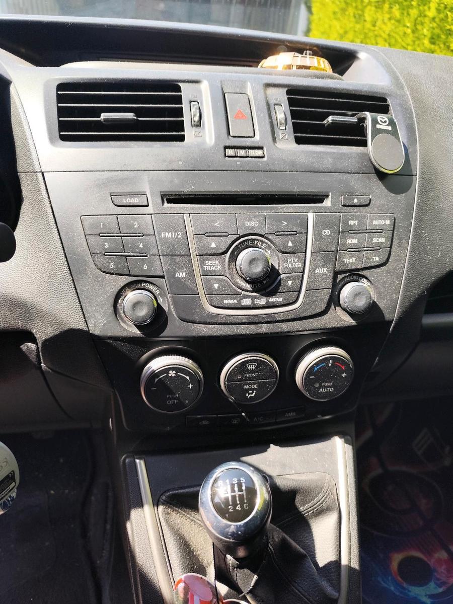 Mazda 5 2011 — photo 9