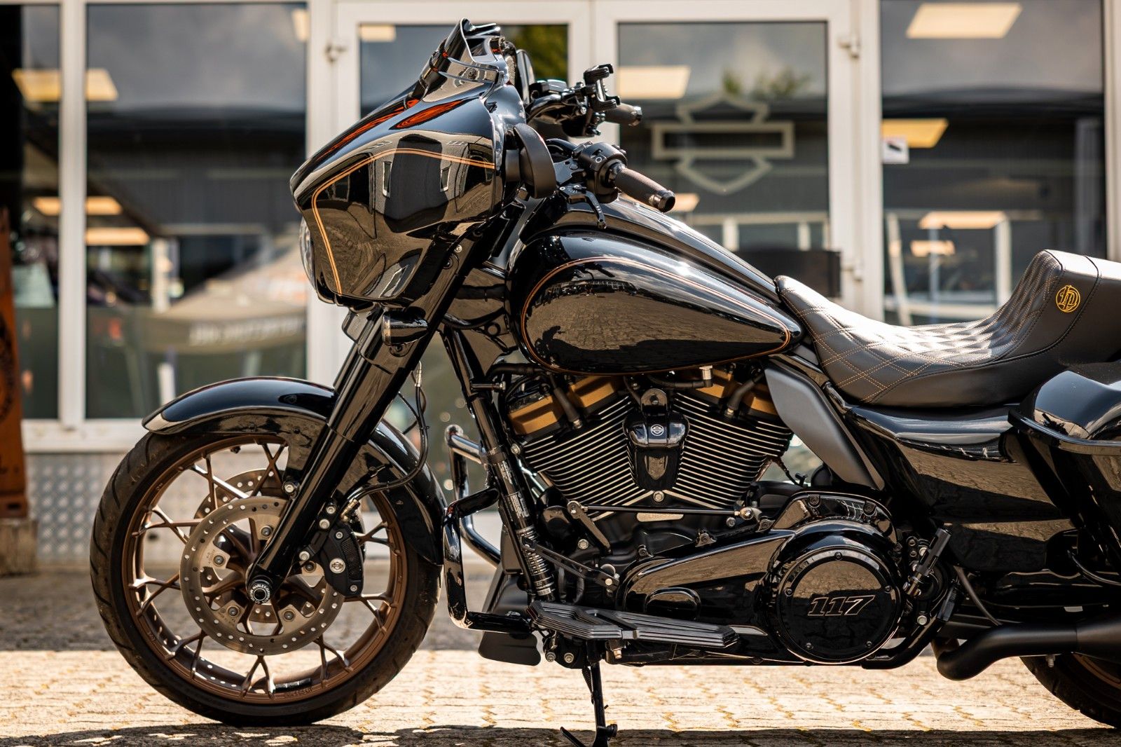 Fahrzeugabbildung Harley-Davidson FLHXST STREET GLIDE ST 117-JEKILL & HYDE- Öhlins