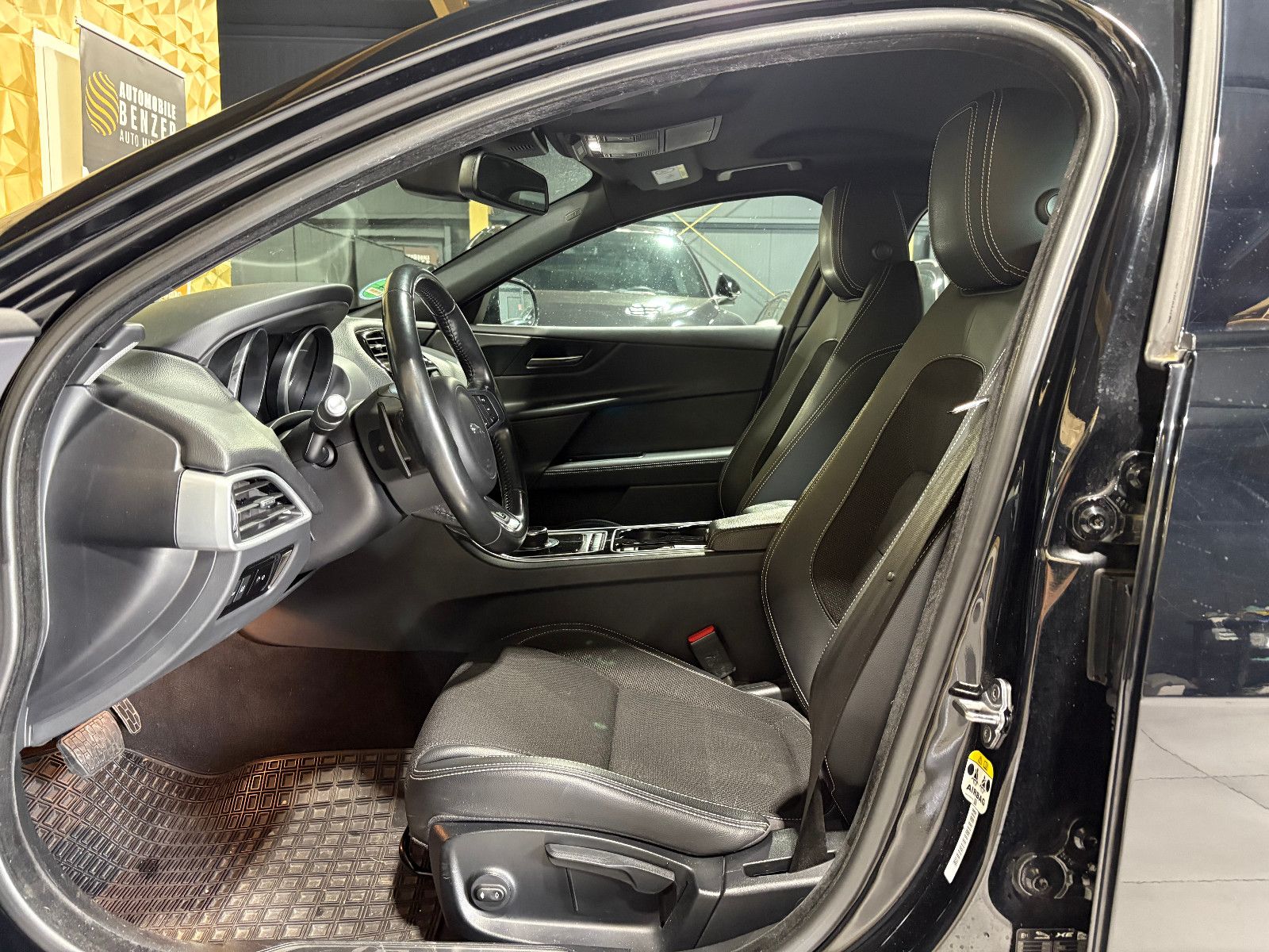 Fahrzeugabbildung Jaguar XE /TEMPOMAT/NAVI/SHZ/KLIMA/BI-XENON/SPURHALTE