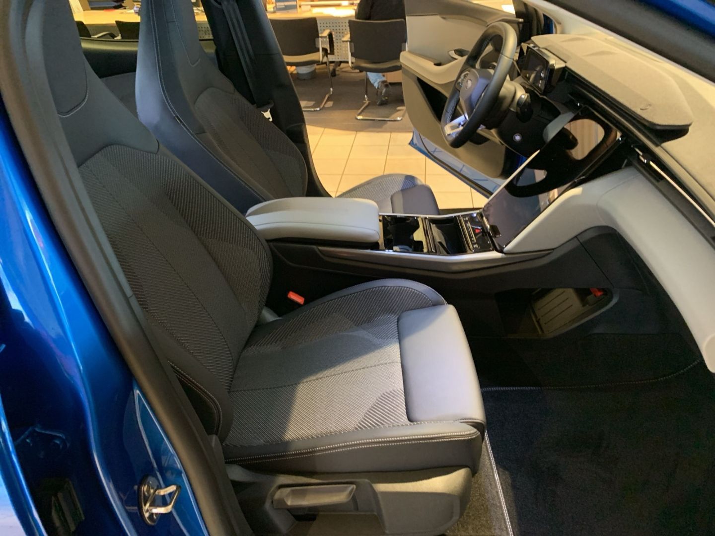 Fahrzeugabbildung Ford Explorer 77 kw Heckantrieb Reichweite 602 km, el