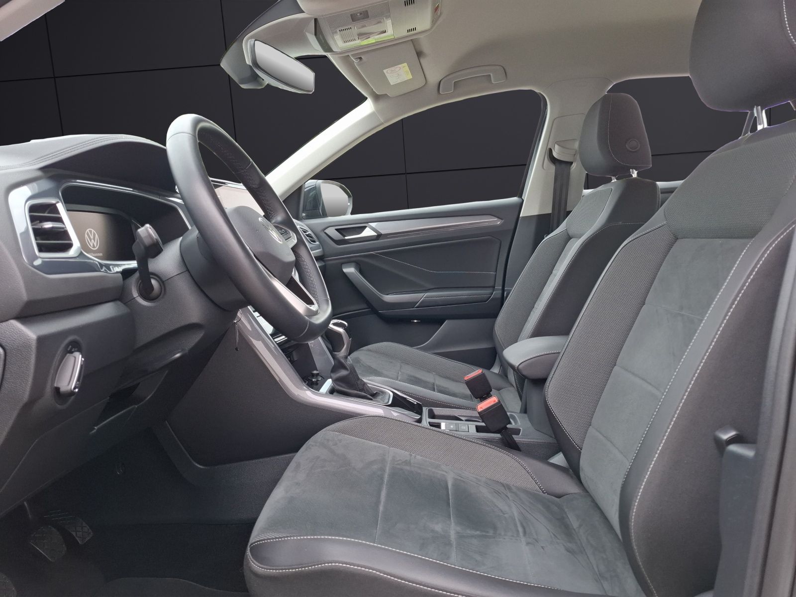 Fahrzeugabbildung Volkswagen T-Roc TSI Style LED AHK Navi AID ACC RFK SH