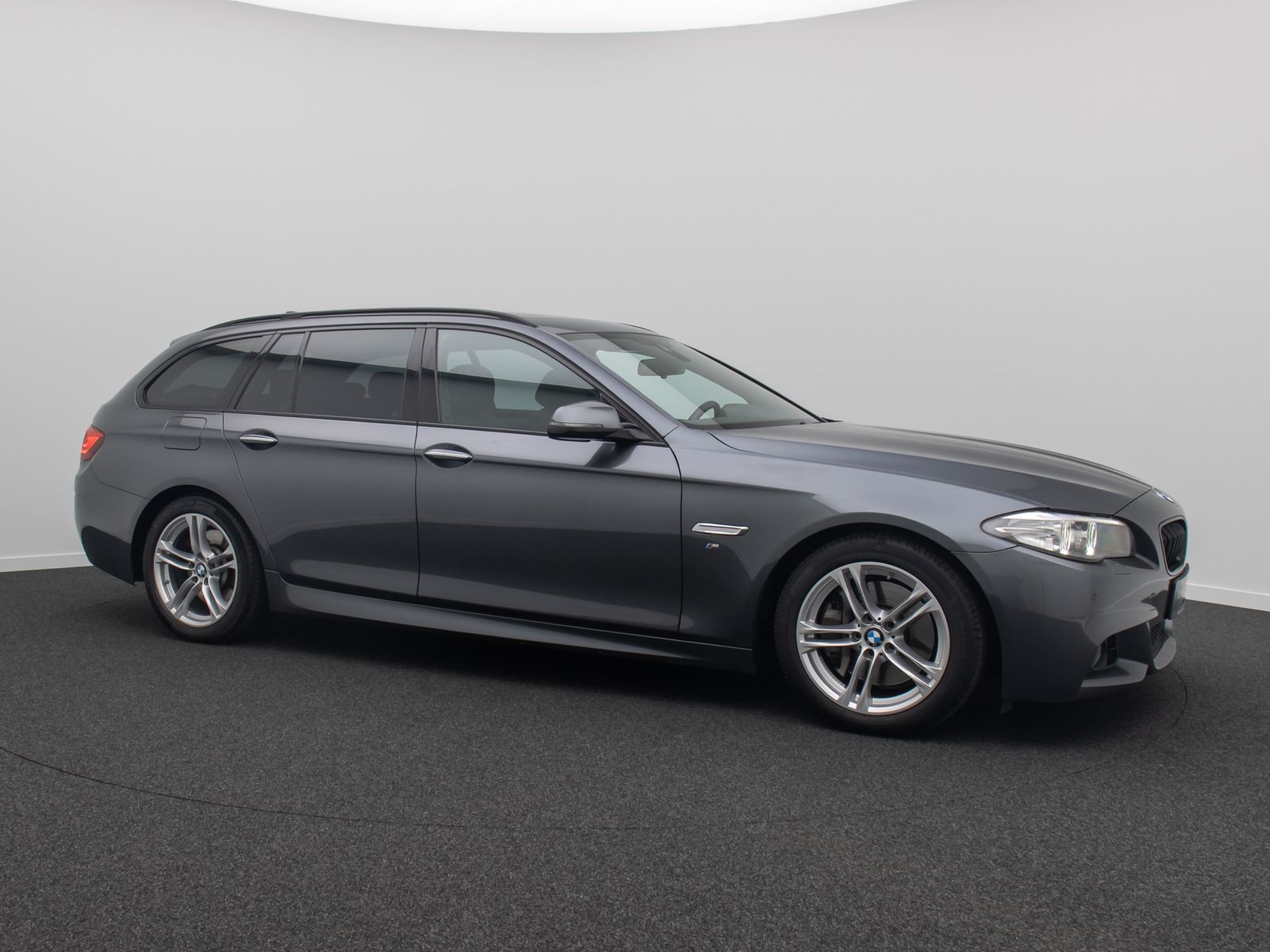 Fahrzeugabbildung BMW 530d M Sport Kamera H/K Alarm HUD Panorama AHK