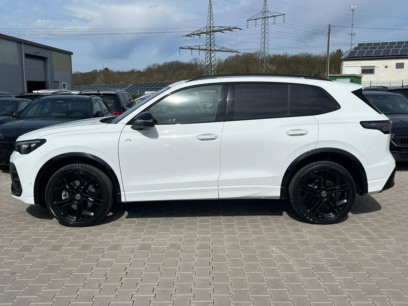 Изображение автомобиля Volkswagen Tiguan 2.0 TDI 4M R-Line PANO*H&amp;K*AHK*MATRIX*20"