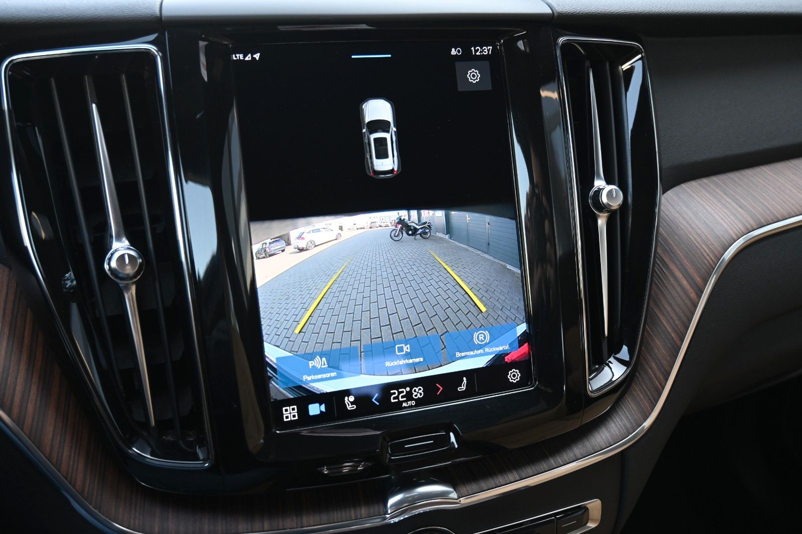 Fahrzeugabbildung Volvo XC60 B4 Plus Bright*LED*Google*STHZ*NAVI*AHK