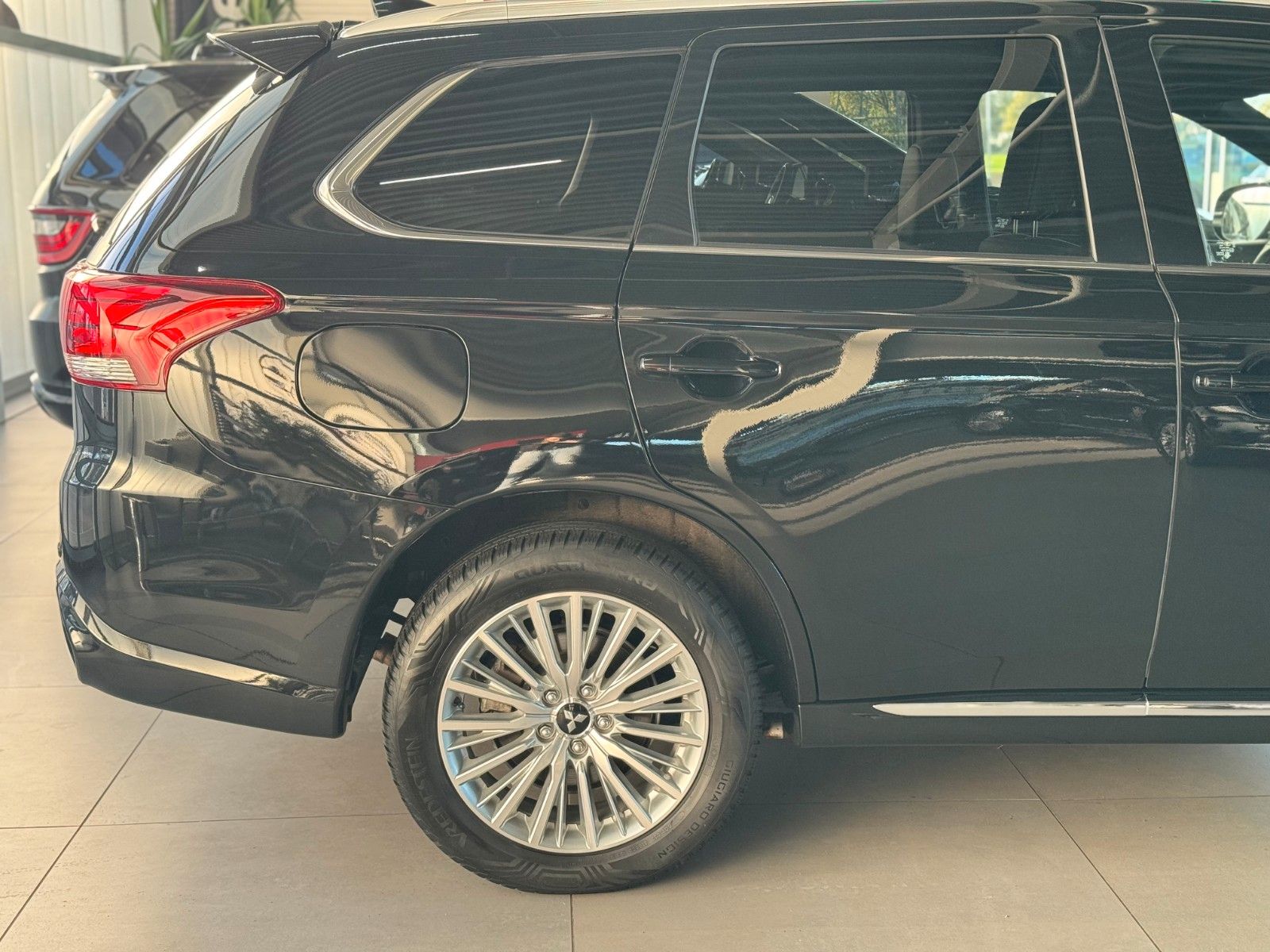 Fahrzeugabbildung Mitsubishi PHEV Outlander 4WD TOP AHK 1.HAND GJR