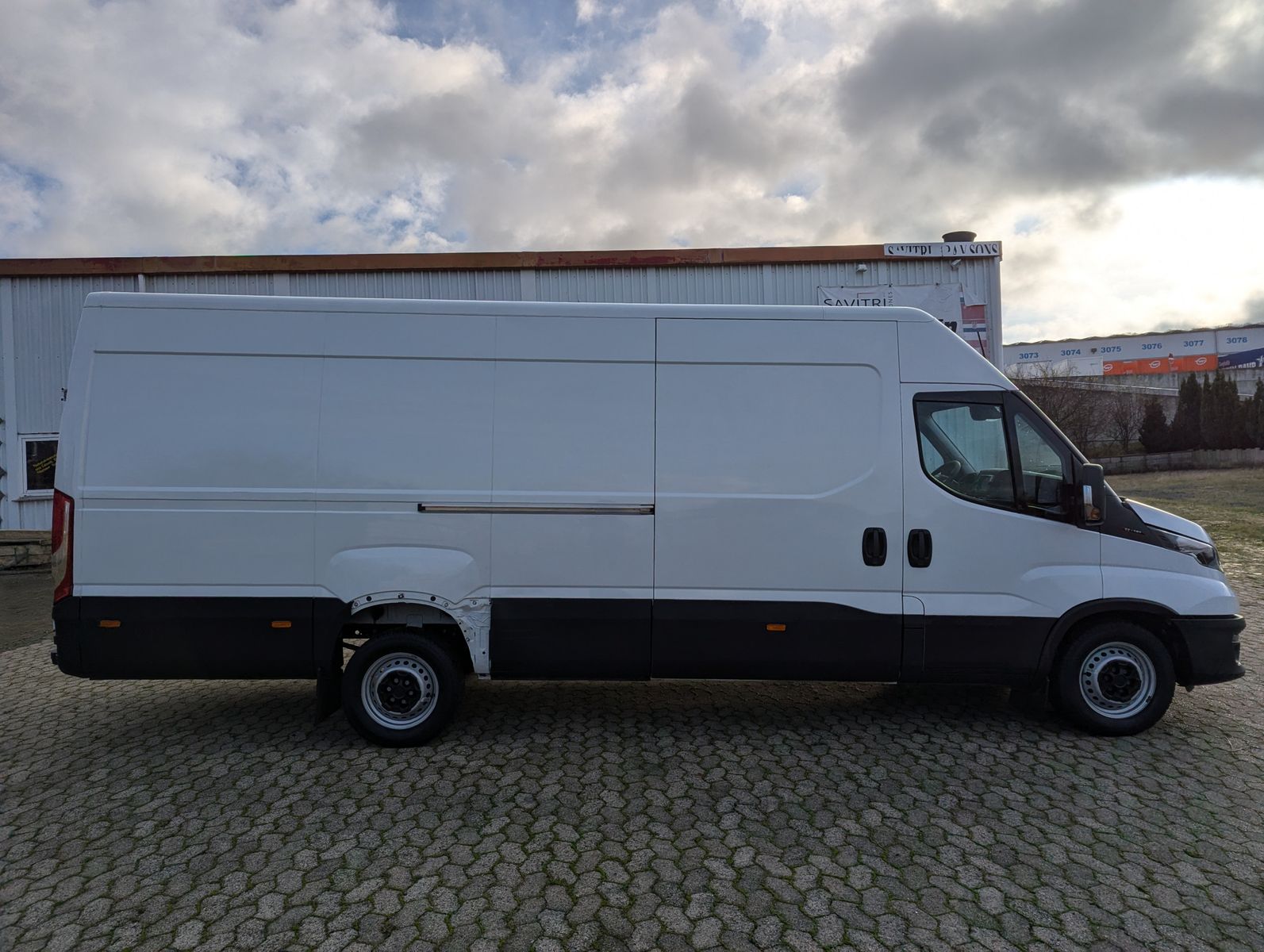 Fahrzeugabbildung Iveco Daily 35S18V4100L 3.0L Dach/Holzboden Kamera Kli