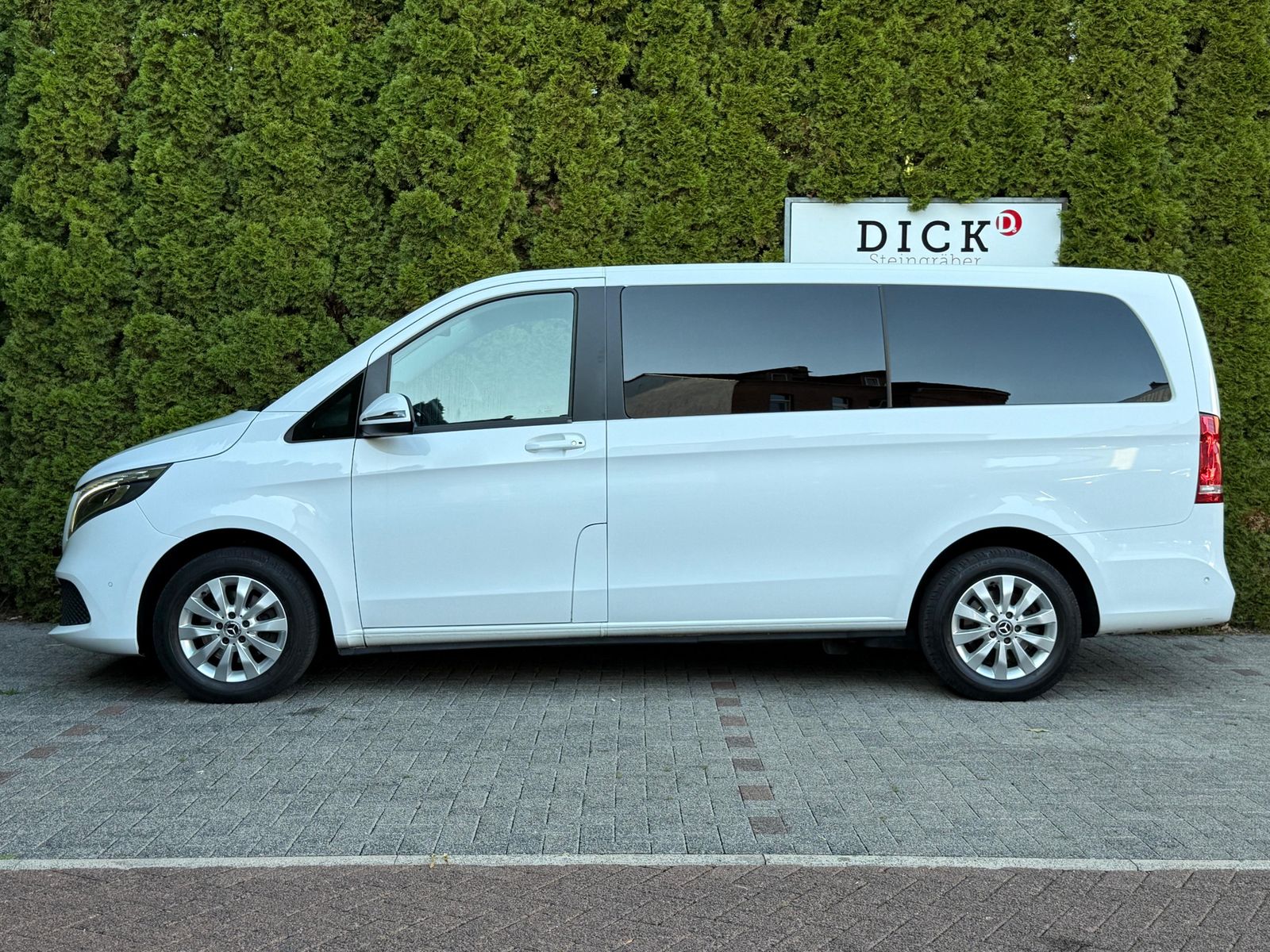 Vehicle illustration Mercedes-Benz V 220 d 9G Long LED+MBUX+DISTR+KAM+SHZ+PARK+7Si