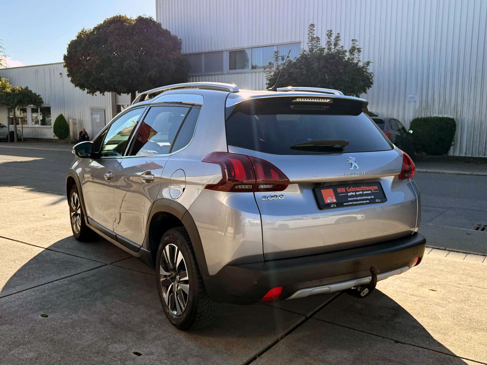 Fahrzeugabbildung Peugeot 2008 Allure 1.2 Auto. KAM PDC SHZ PANO NAV TEMP