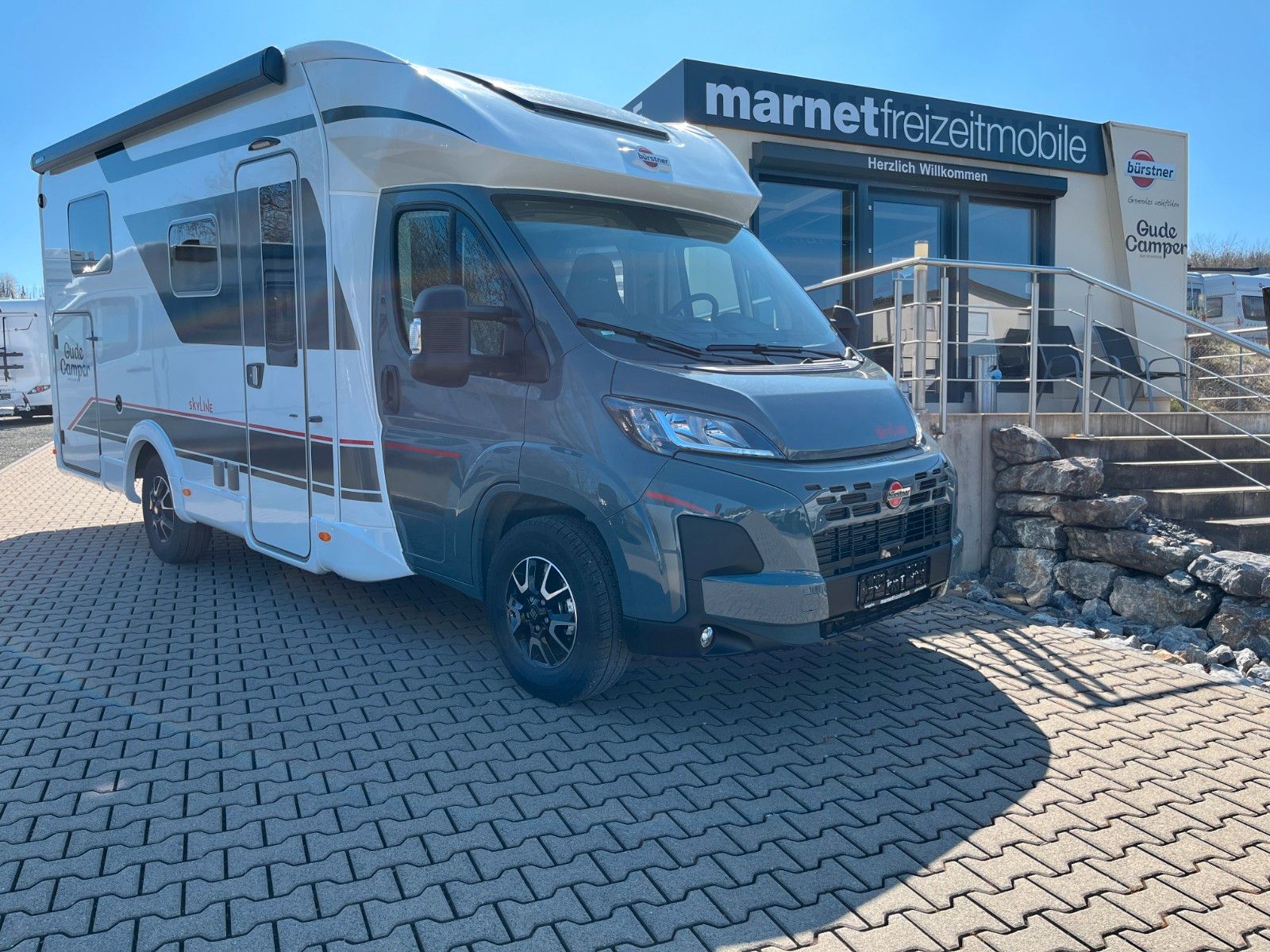 Fahrzeugabbildung Bürstner Lyseo time SkyLine 690 G *Hubbett*Navi*RFK*Sat*