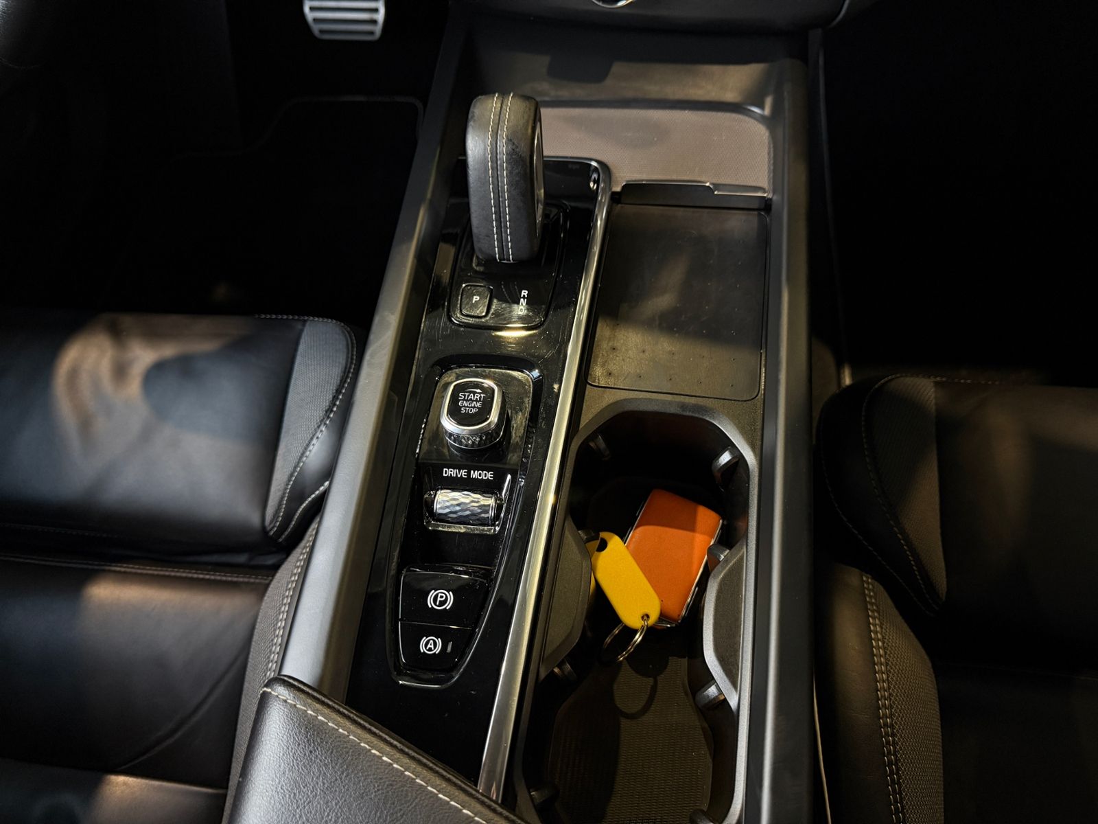 Fahrzeugabbildung Volvo XC60 R Design AWD AHK LED NAVI