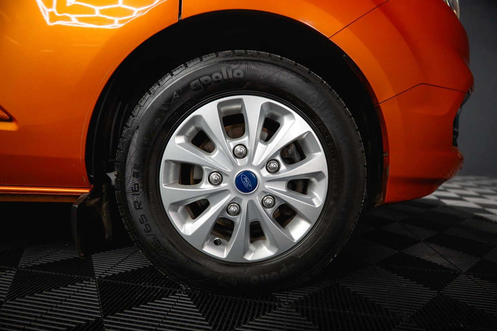 Fahrzeugabbildung Ford Tourneo Custom Kombi 320 L2 Trend Lang 9 Sitze