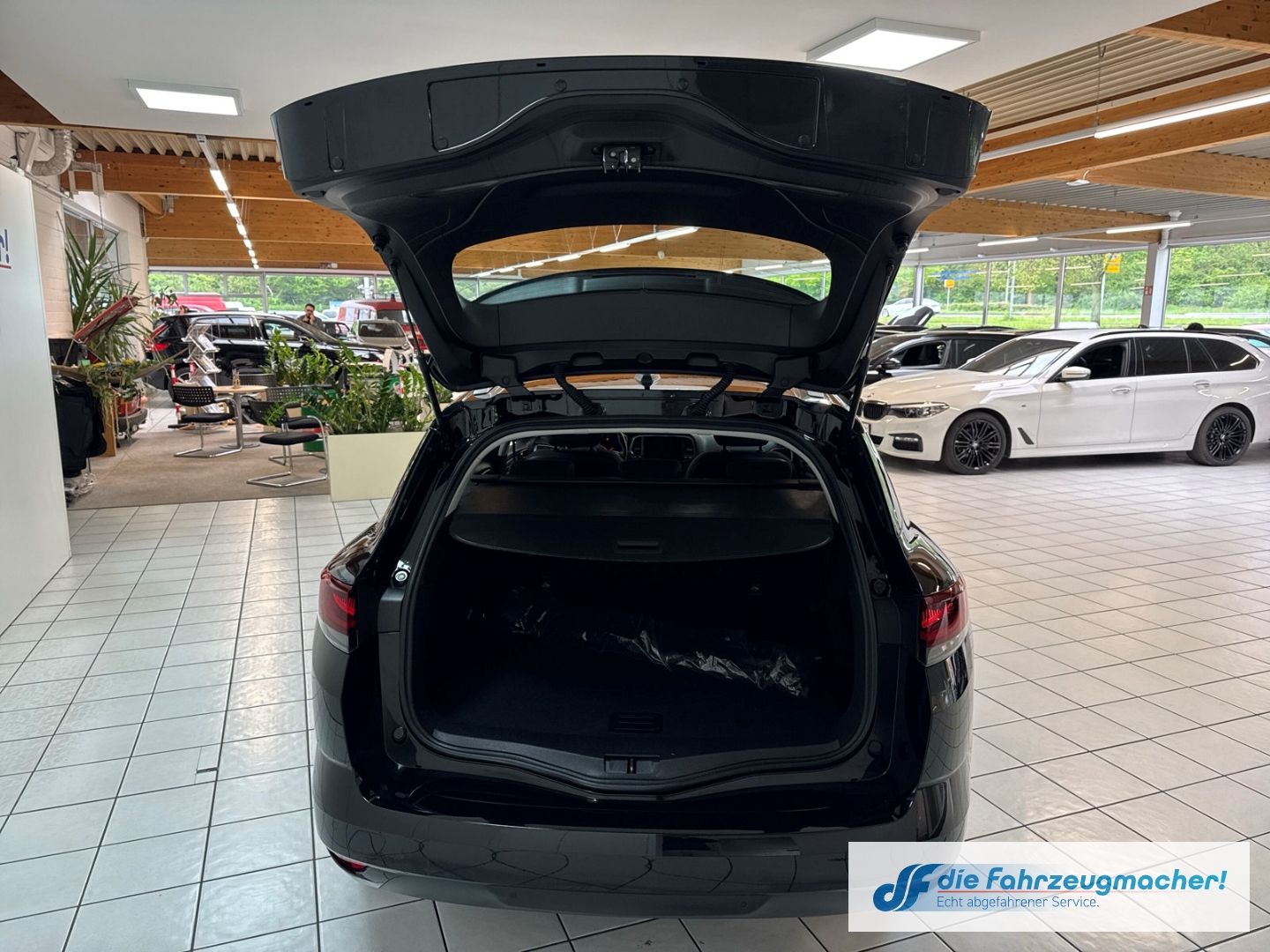 Fahrzeugabbildung Renault Megane IV Grandtour Business Edition 1.3 TCe 140