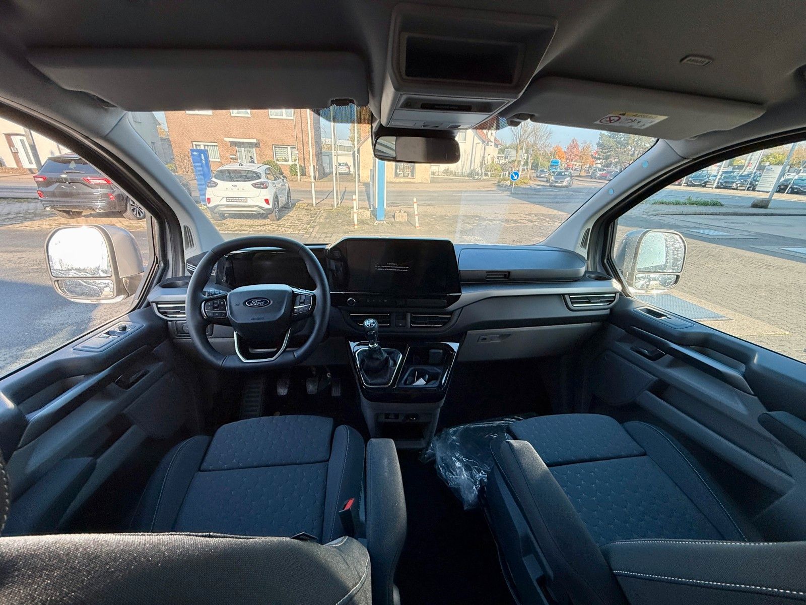 Vehicle image: Ford Nugget L1 Titanium | New Model V710