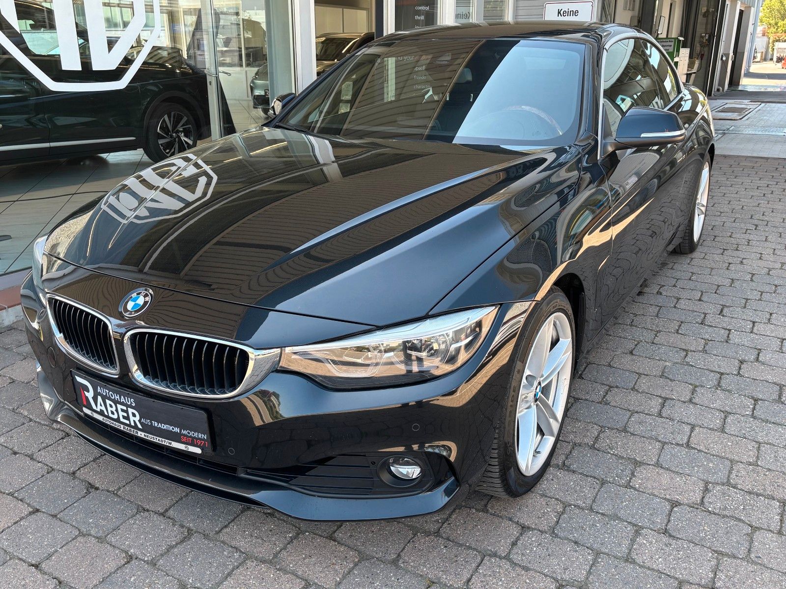 BMW 420 i Cabrio Advantage Automatic 184 PS