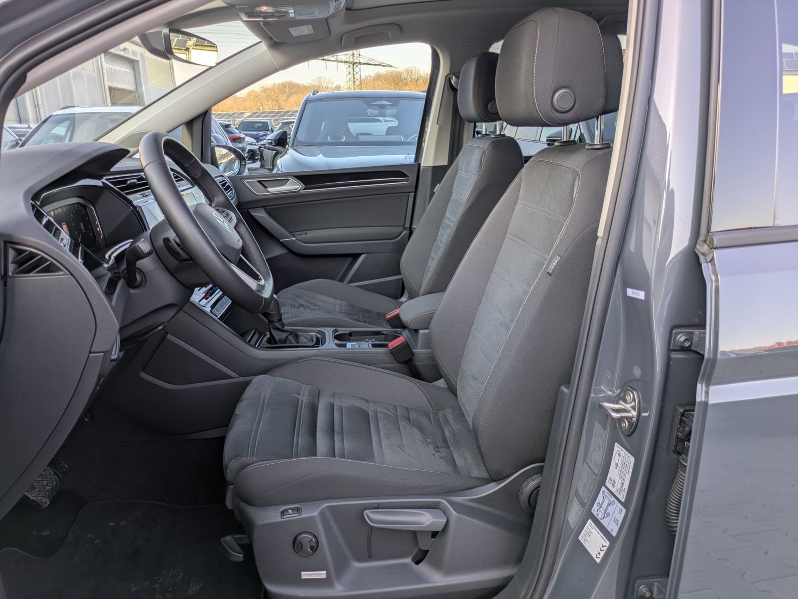 Fahrzeugabbildung Volkswagen Touran 2.0 DSG R-Line High BLACK Pano 7Si IQ AHK