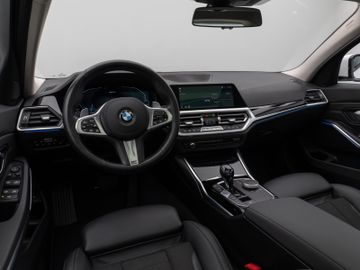 Fahrzeugabbildung BMW 330e xDr Tour Sport Line ACC HUD Pano HiFi Laser