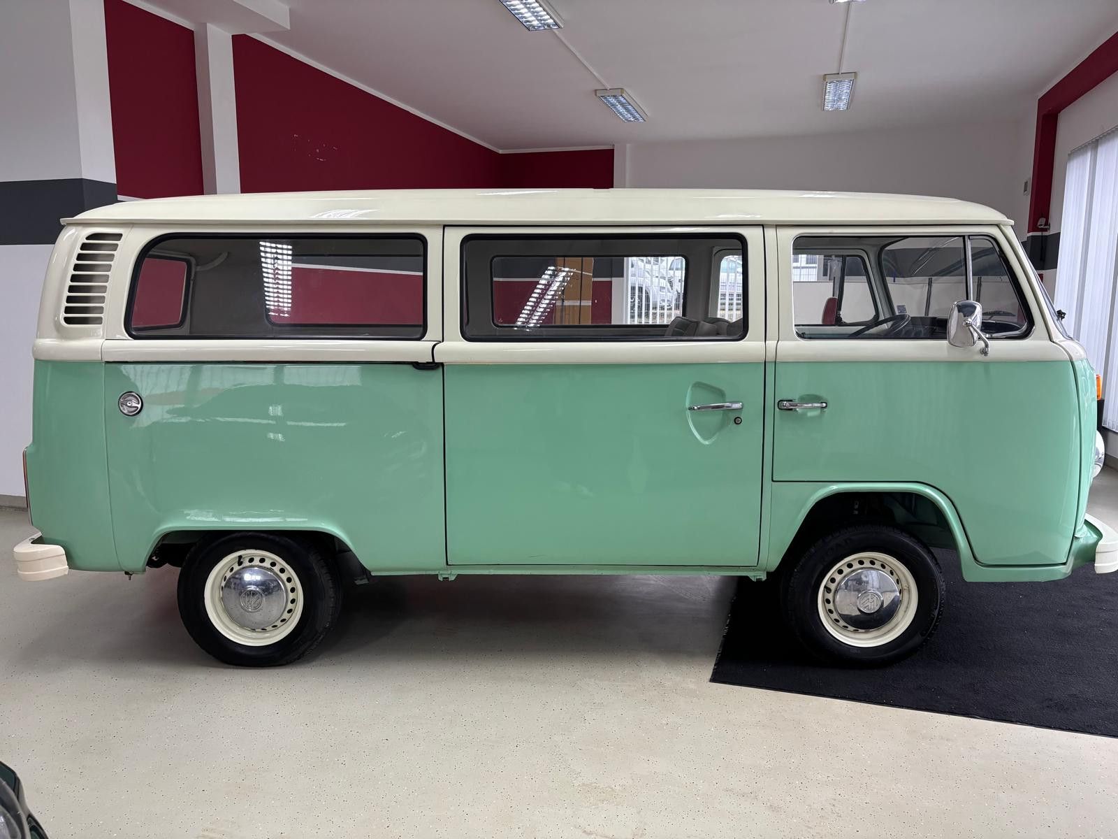 Fahrzeugabbildung Volkswagen T2 Fensterbus 9 Sitzer H-Zulassung frame off