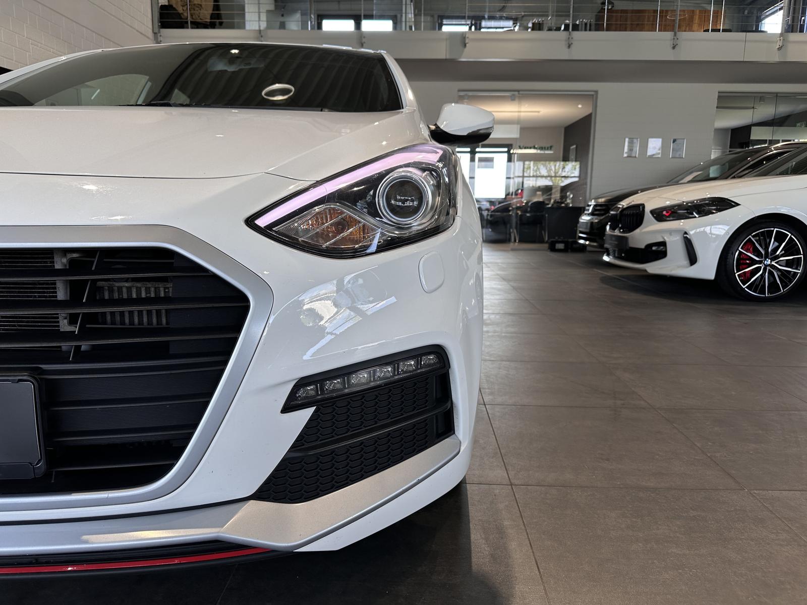 Hyundai i30 Turbo *1. HAND, NAVI, RFK, SCHECKHEFT*