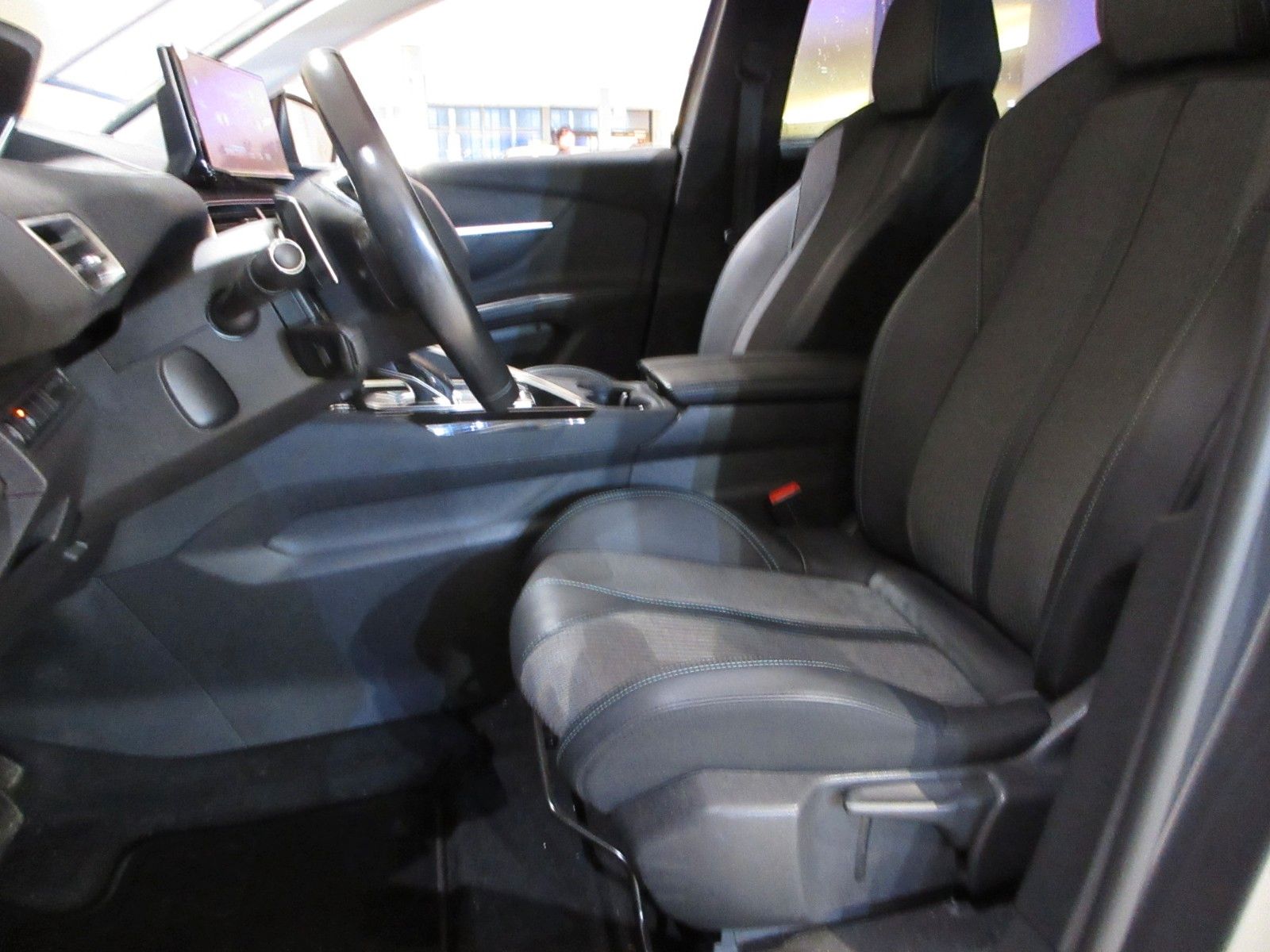 Fahrzeugabbildung Peugeot 5008 Allure 1.5D LED/NAVI/R´CAM/PDC/7-SITZ