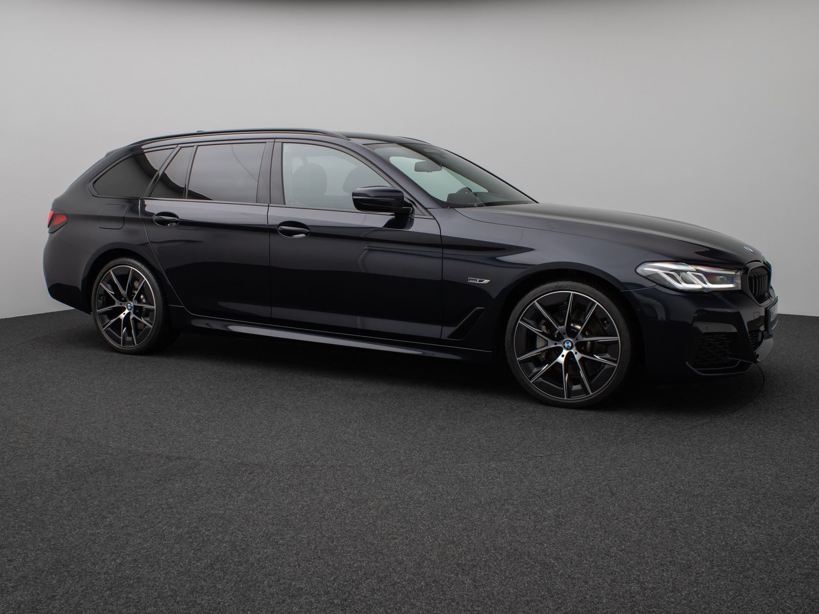 Fahrzeugabbildung BMW 530e xD M Sport Kamera HUD HiFi Komfort 20Zoll