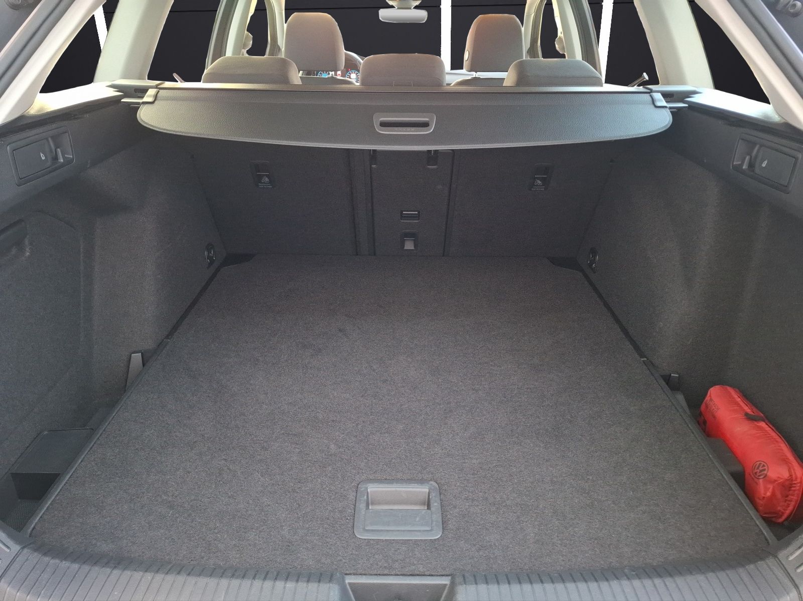 Fahrzeugabbildung Volkswagen Golf VIII Variant eTSI Life DSG LED AHK Navi AID