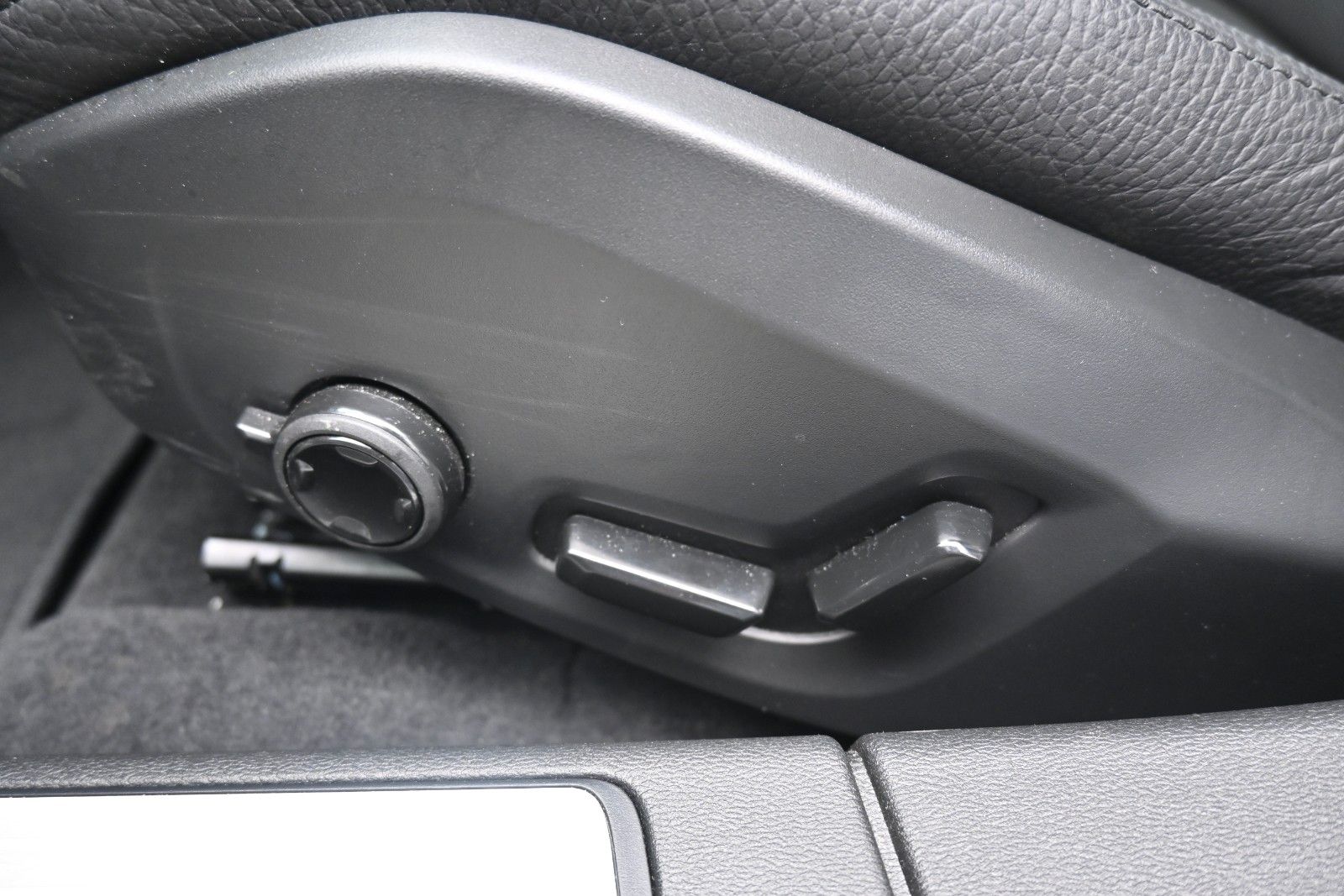 Fahrzeugabbildung Volvo V60 B4 DKG Plus Dark*HuD*PANO*360°*ACC