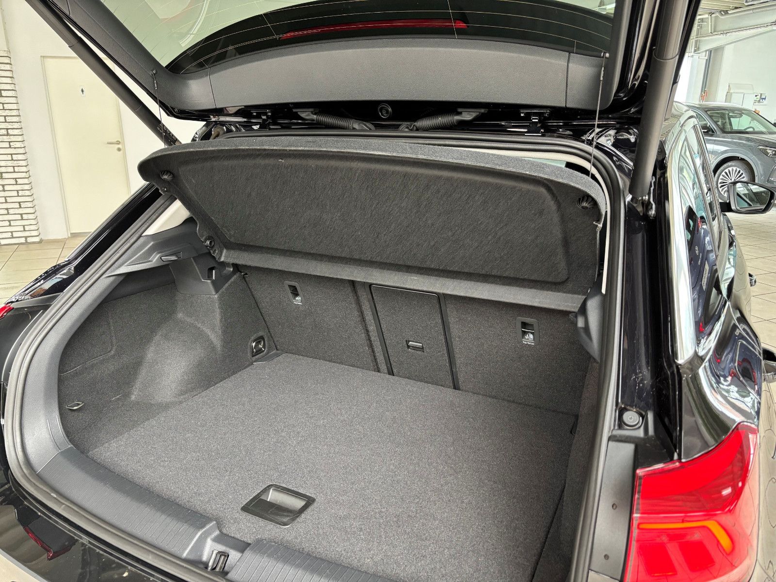 Fahrzeugabbildung Volkswagen T-Roc Style 1.5 TSI DSG + el. Klappe + Kamera +