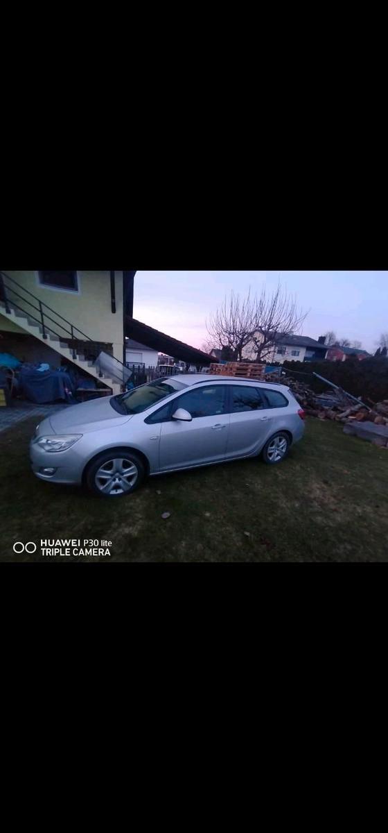 Opel Astra 2011 — engine